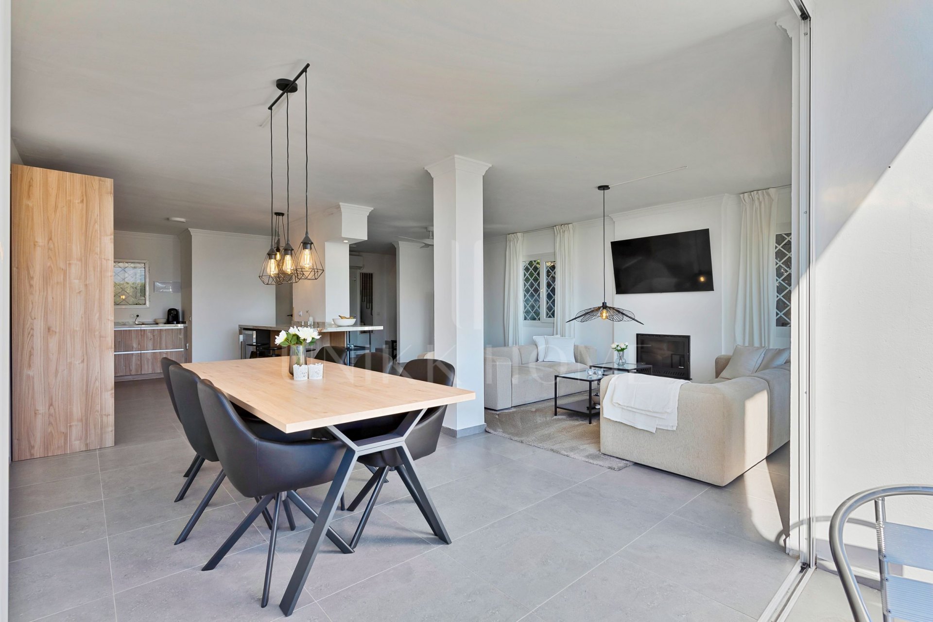 Apartamento dúplex esquinero, recién renovado, con increíbles vistas al mar y a La Concha en Nueva Andalucía.