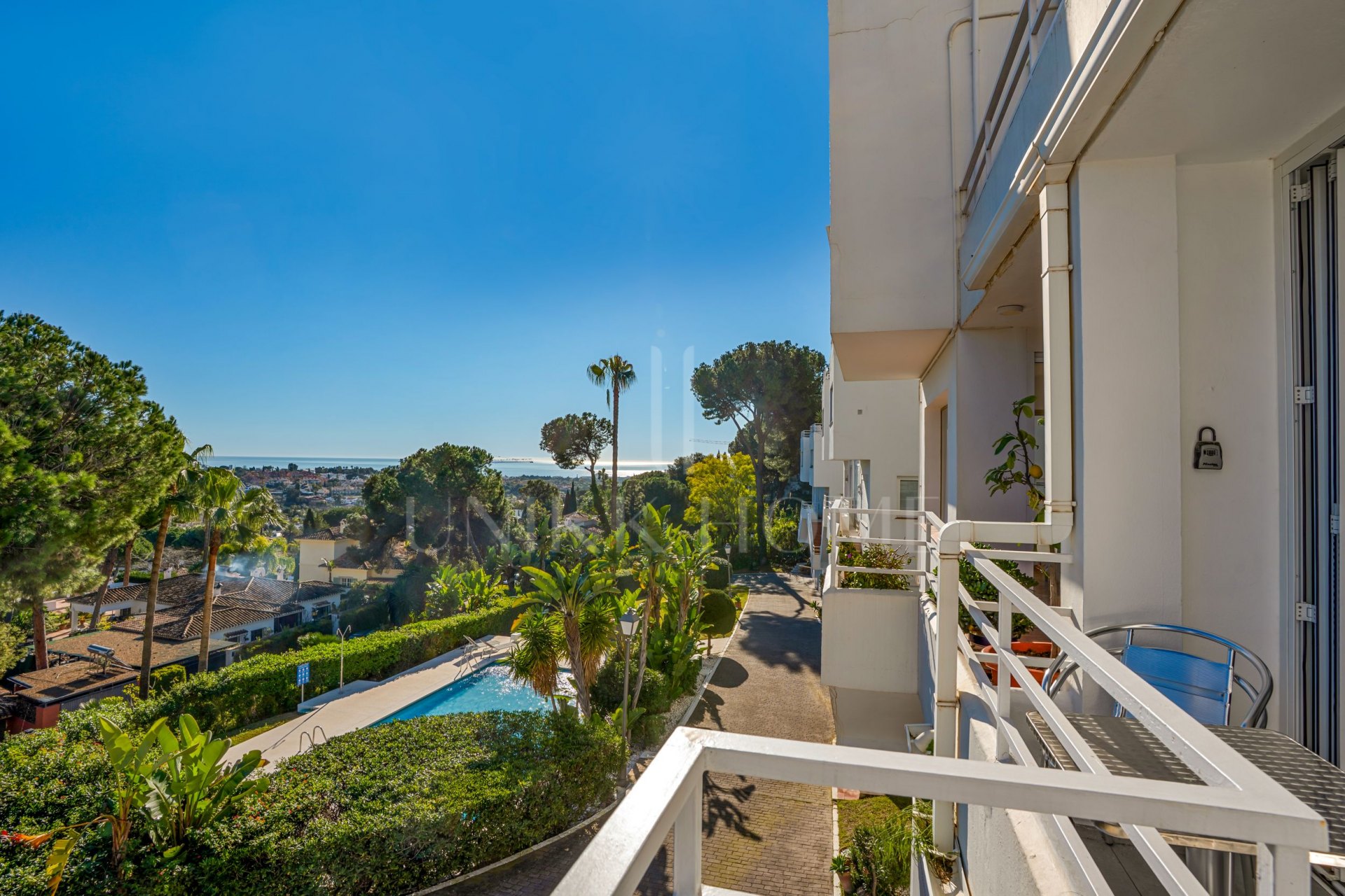 Apartamento dúplex esquinero, recién renovado, con increíbles vistas al mar y a La Concha en Nueva Andalucía.