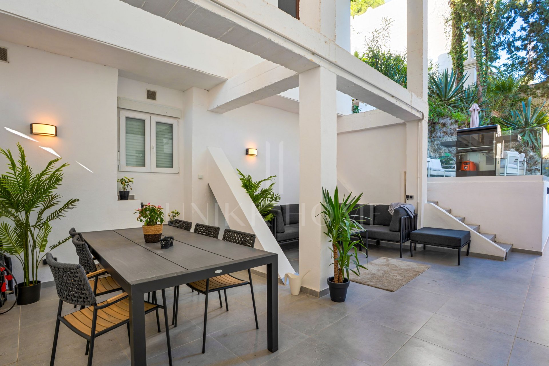 Apartamento dúplex esquinero, recién renovado, con increíbles vistas al mar y a La Concha en Nueva Andalucía.