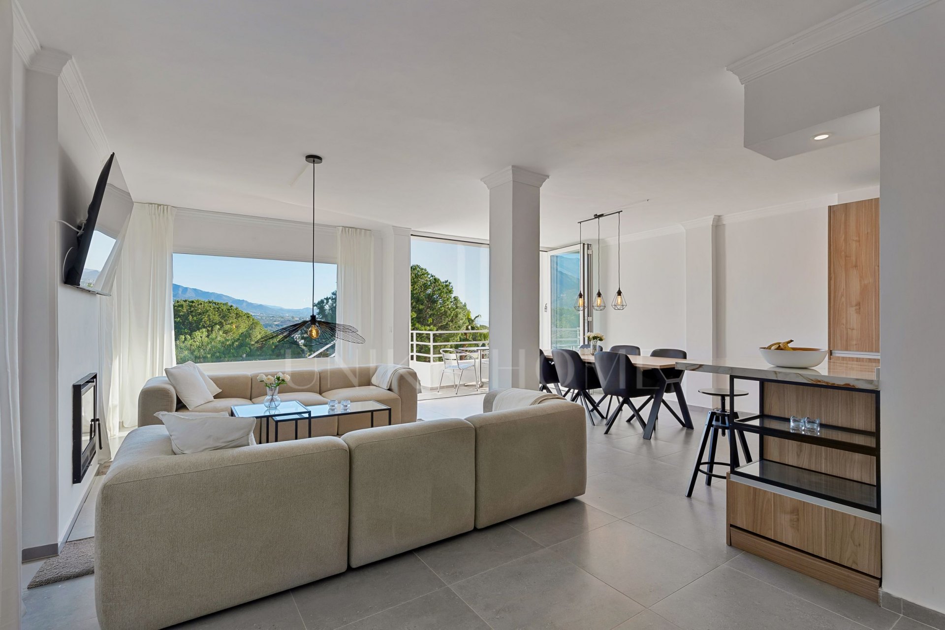 Apartamento dúplex esquinero, recién renovado, con increíbles vistas al mar y a La Concha en Nueva Andalucía.