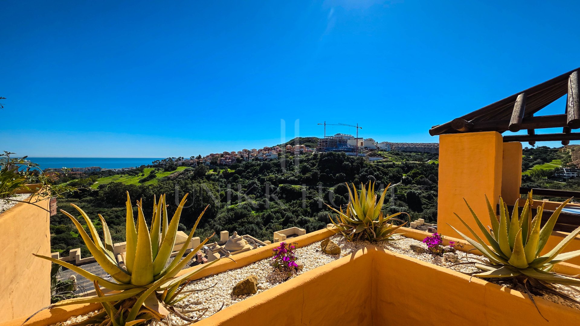 Ático en esquina con vistas panorámicas al mar en La Duquesa