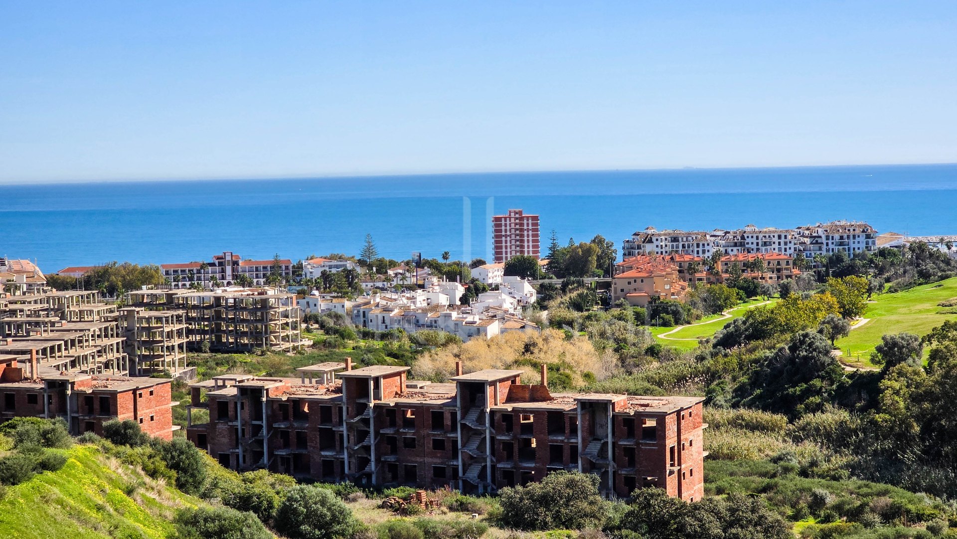 Ático en esquina con vistas panorámicas al mar en La Duquesa