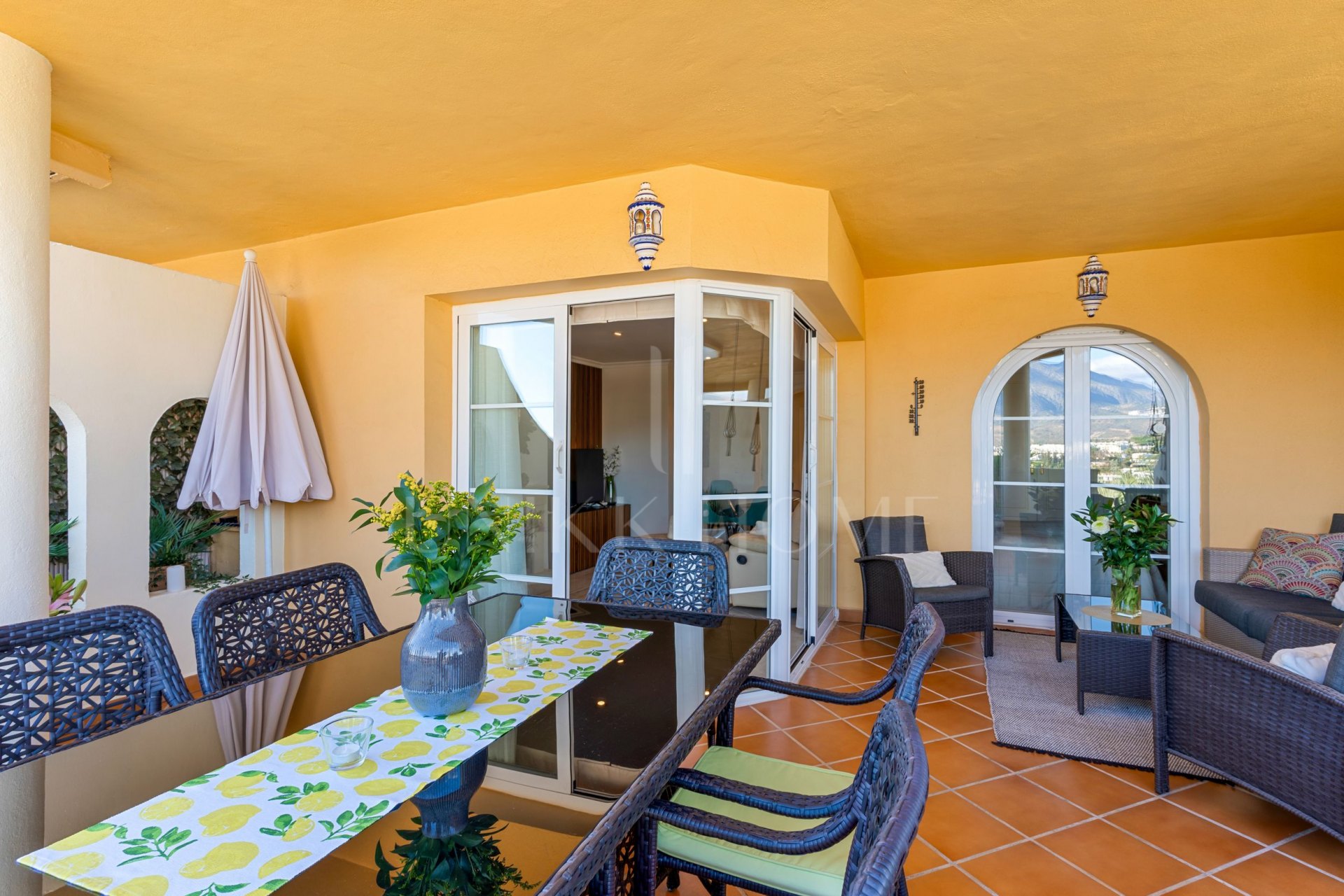 Moderno apartamento de 2 dormitorios con vistas panorámicas en Señorio de Aloha, Nueva Andalucía