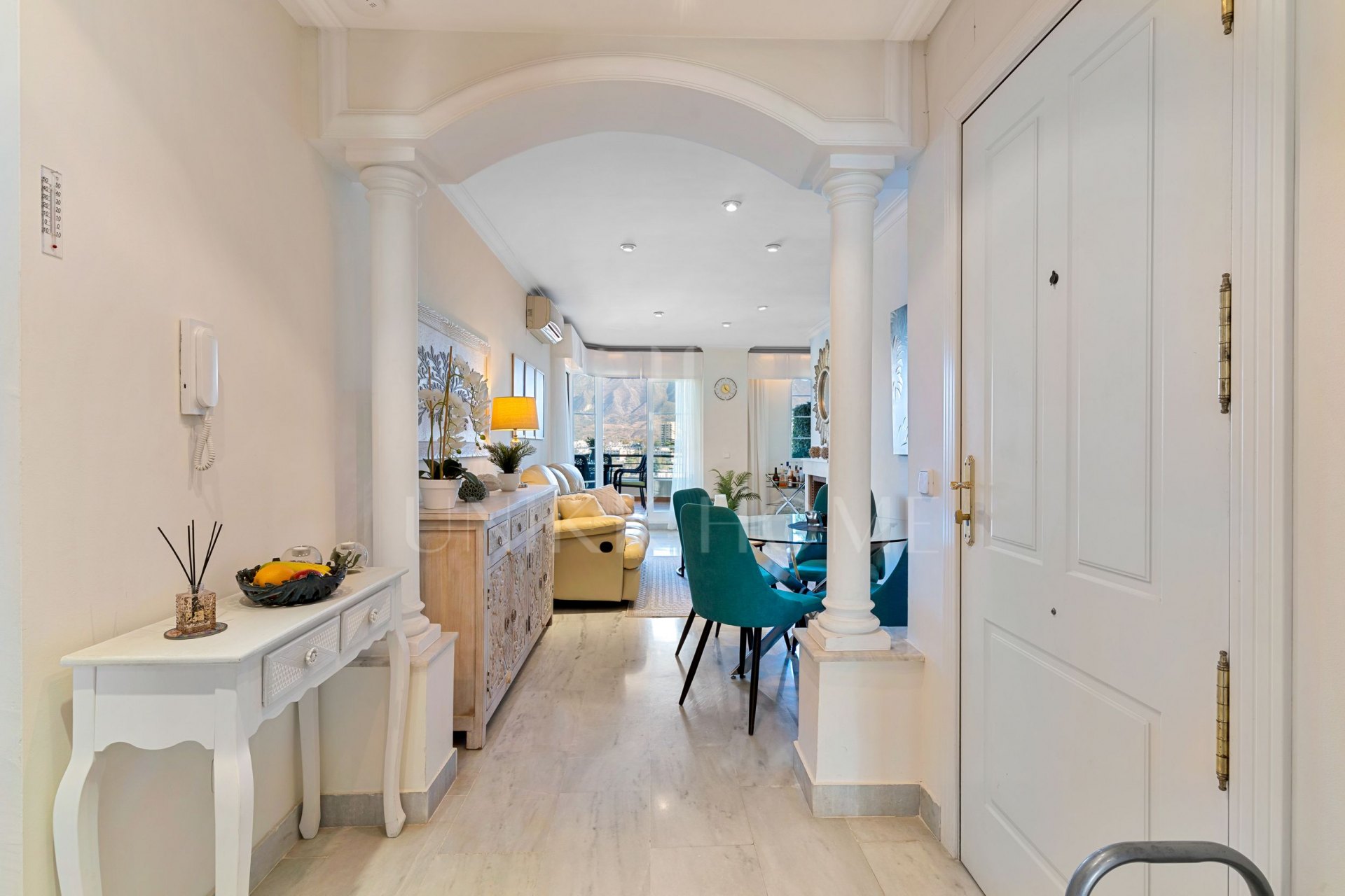 Moderno apartamento de 2 dormitorios con vistas panorámicas en Señorio de Aloha, Nueva Andalucía