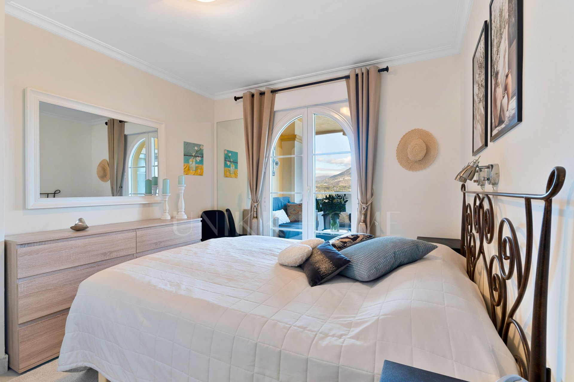 Moderno apartamento de 2 dormitorios con vistas panorámicas en Señorio de Aloha, Nueva Andalucía