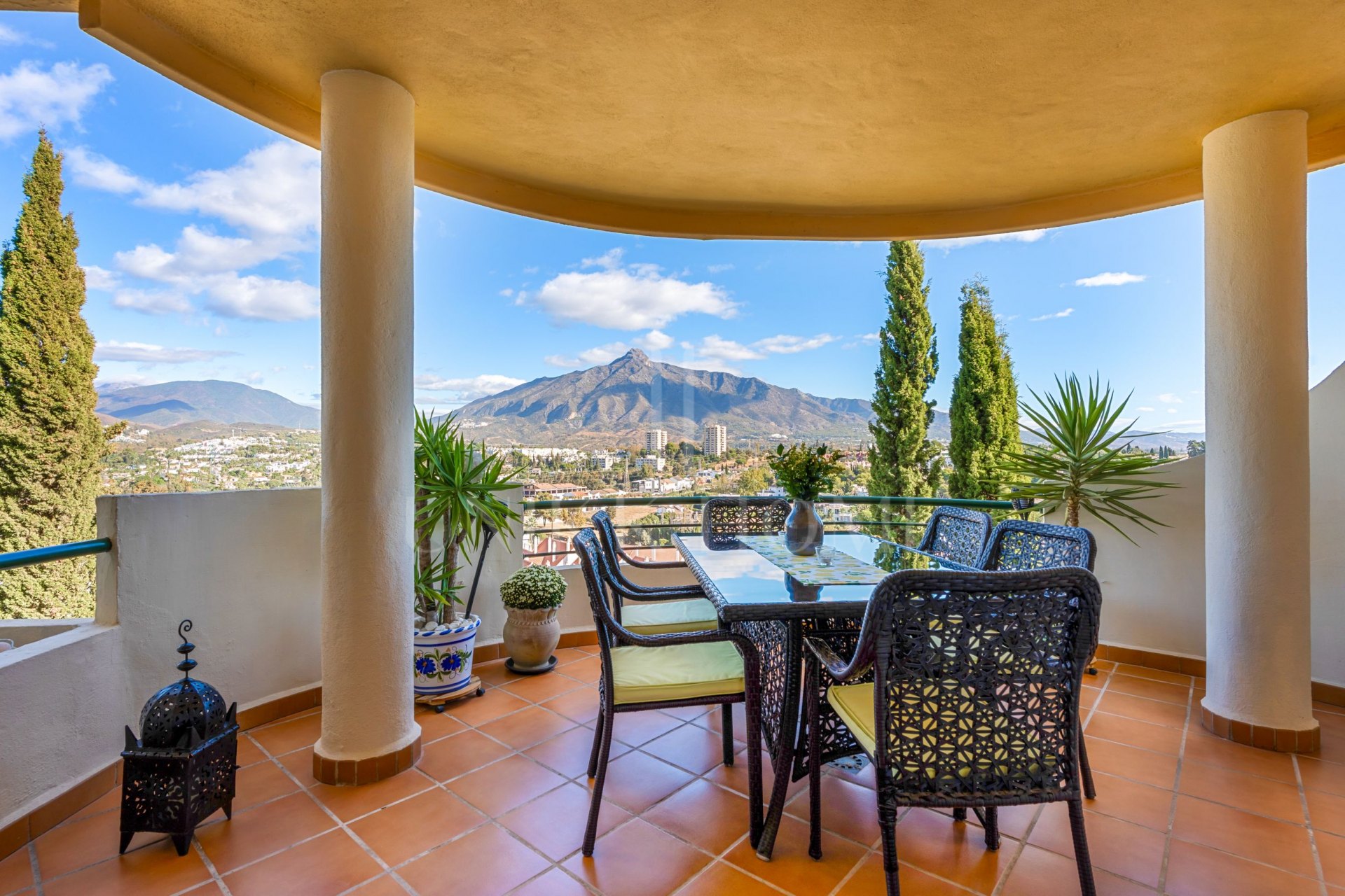Moderno apartamento de 2 dormitorios con vistas panorámicas en Señorio de Aloha, Nueva Andalucía