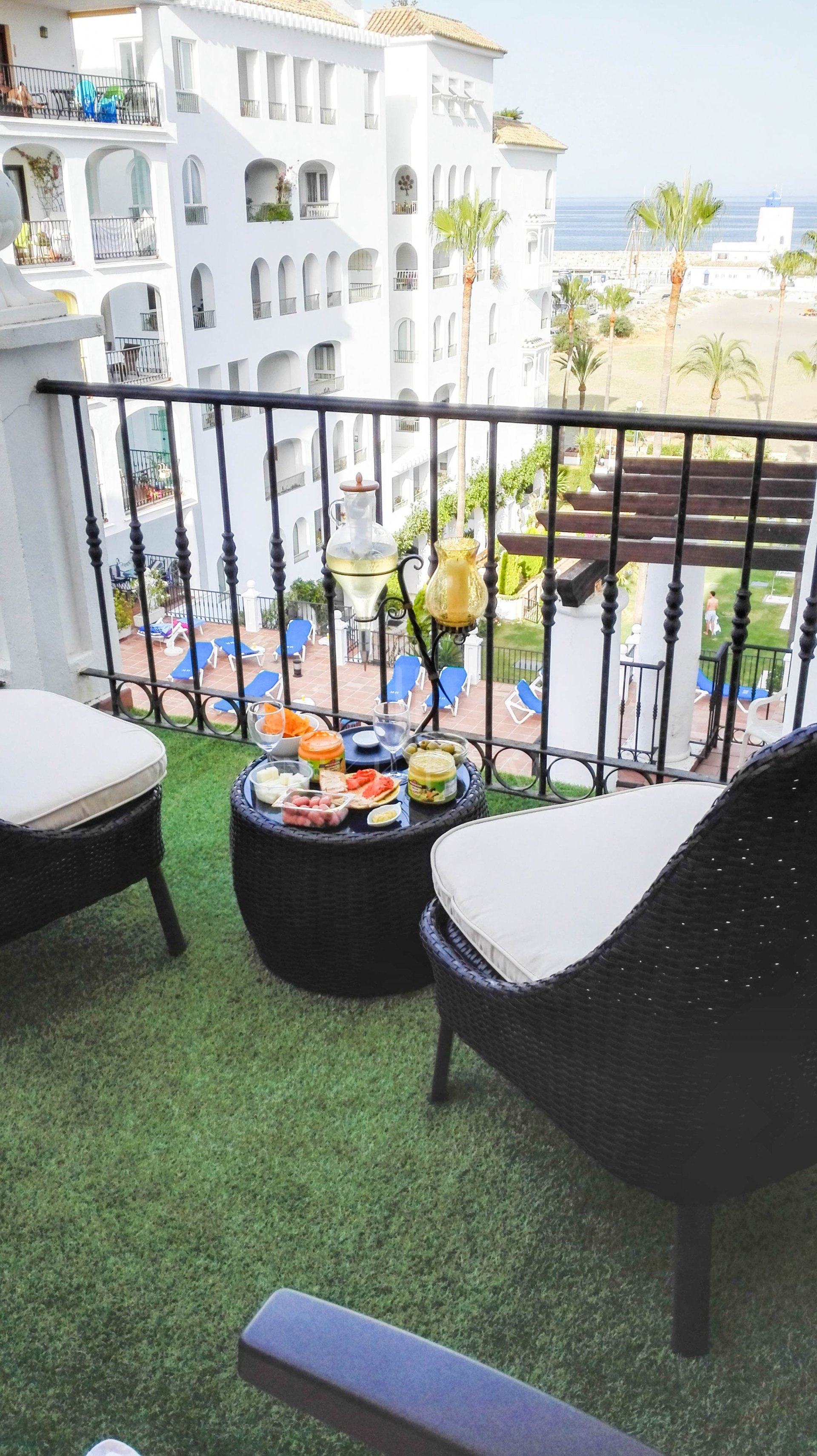 Large 1-Bedroom Apartment with Sea Views in Frontline Beach Complex
