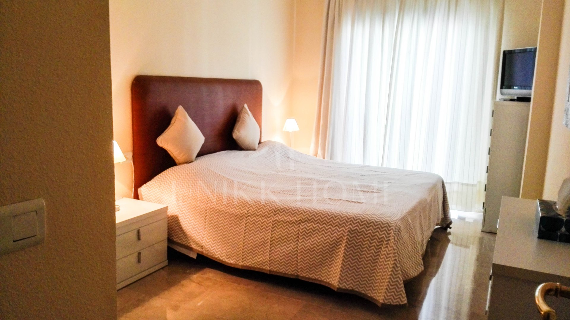 Large 1-Bedroom Apartment with Sea Views in Frontline Beach Complex