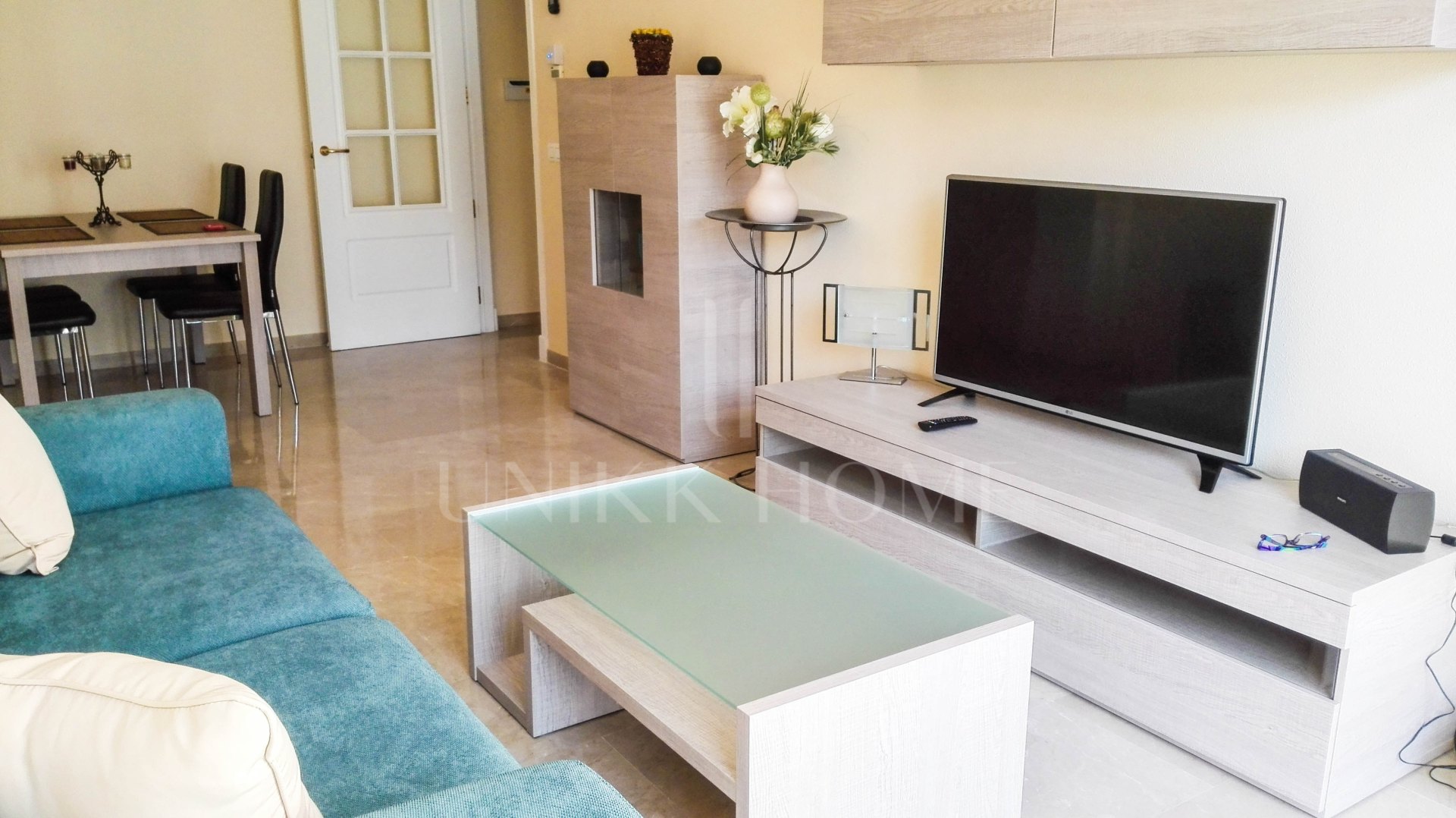 Large 1-Bedroom Apartment with Sea Views in Frontline Beach Complex