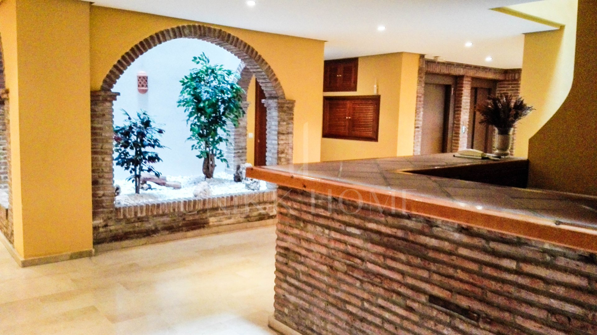 Large 1-Bedroom Apartment with Sea Views in Frontline Beach Complex