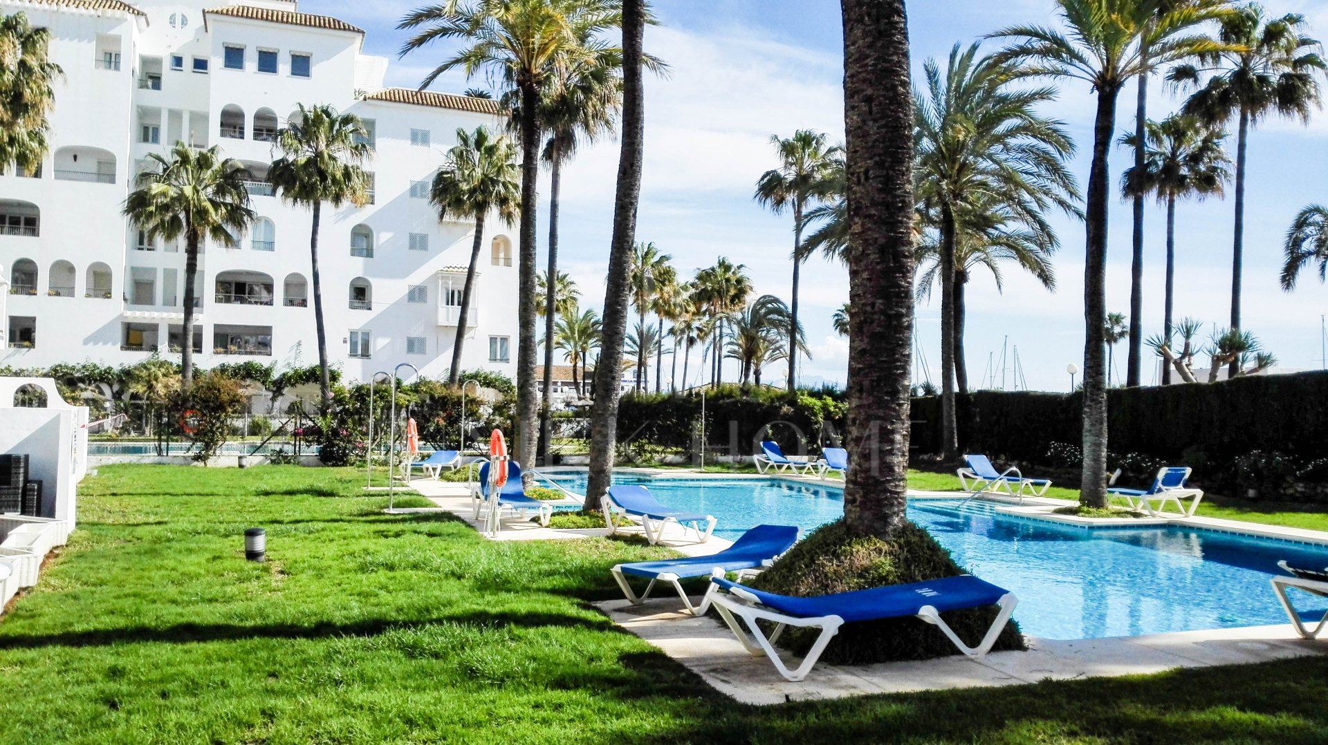 Large 1-Bedroom Apartment with Sea Views in Frontline Beach Complex