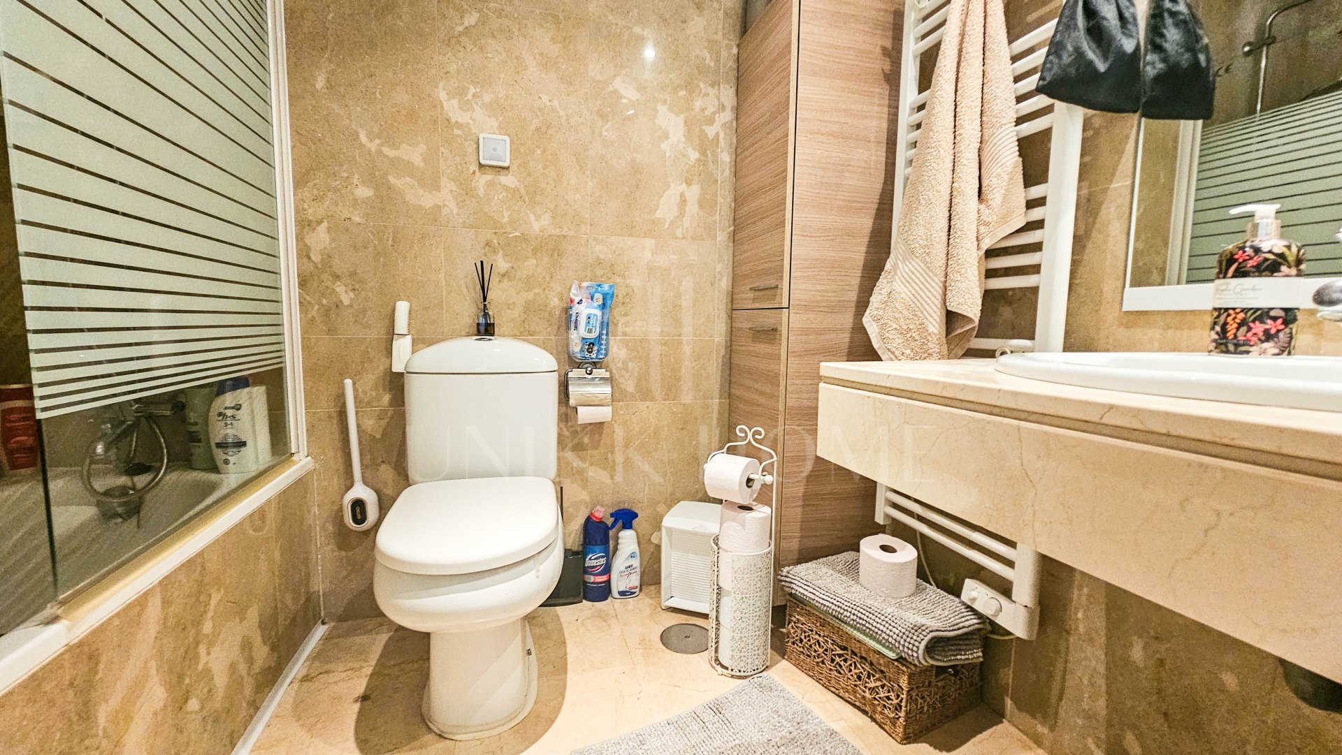 Large 1-Bedroom Apartment with Sea Views in Frontline Beach Complex