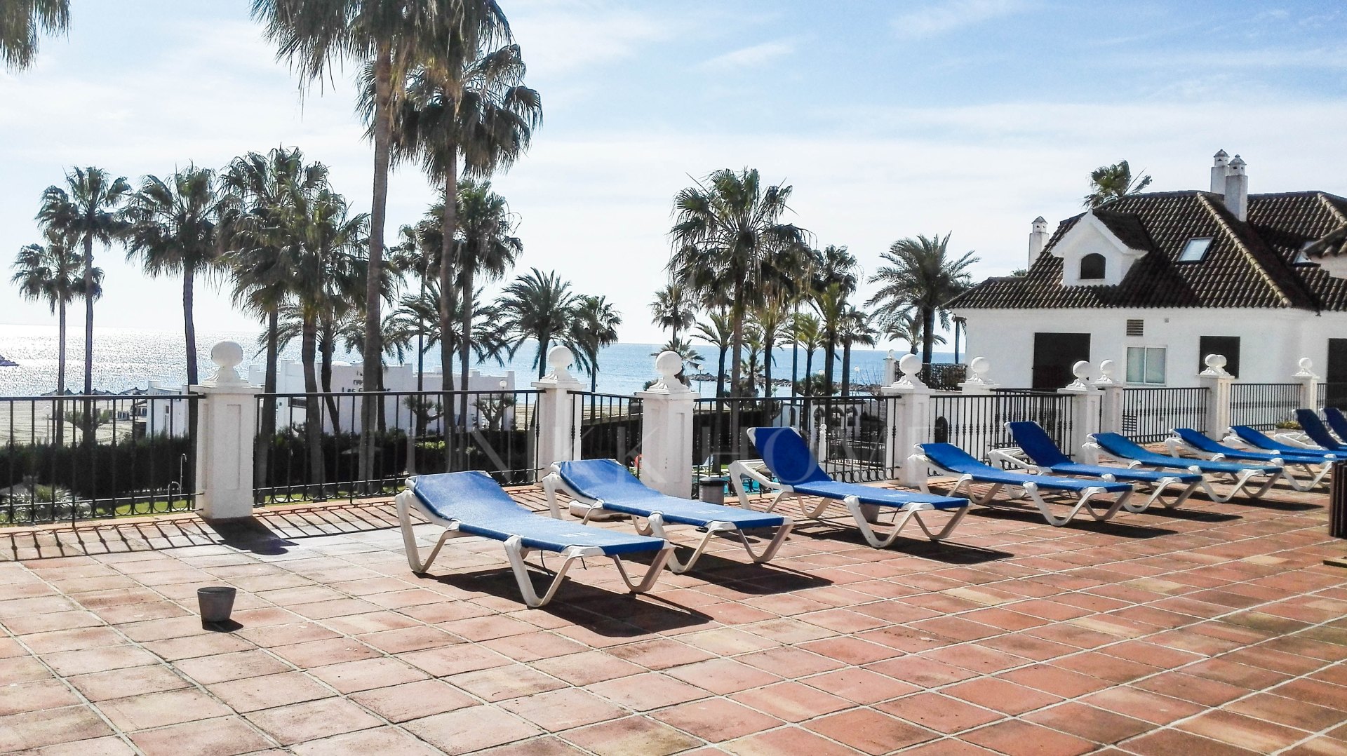 Large 1-Bedroom Apartment with Sea Views in Frontline Beach Complex