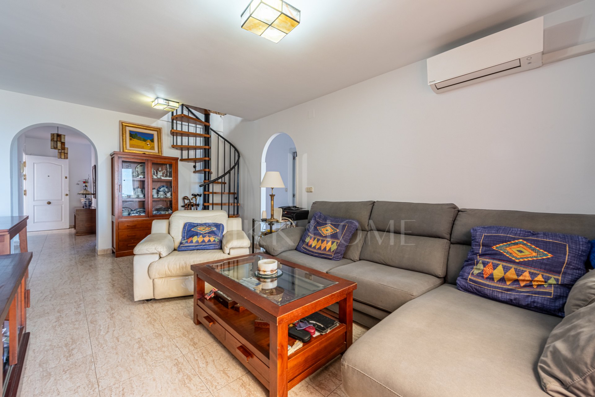 Ático dúplex de 4 dormitorios y 3 baños con vistas al mar