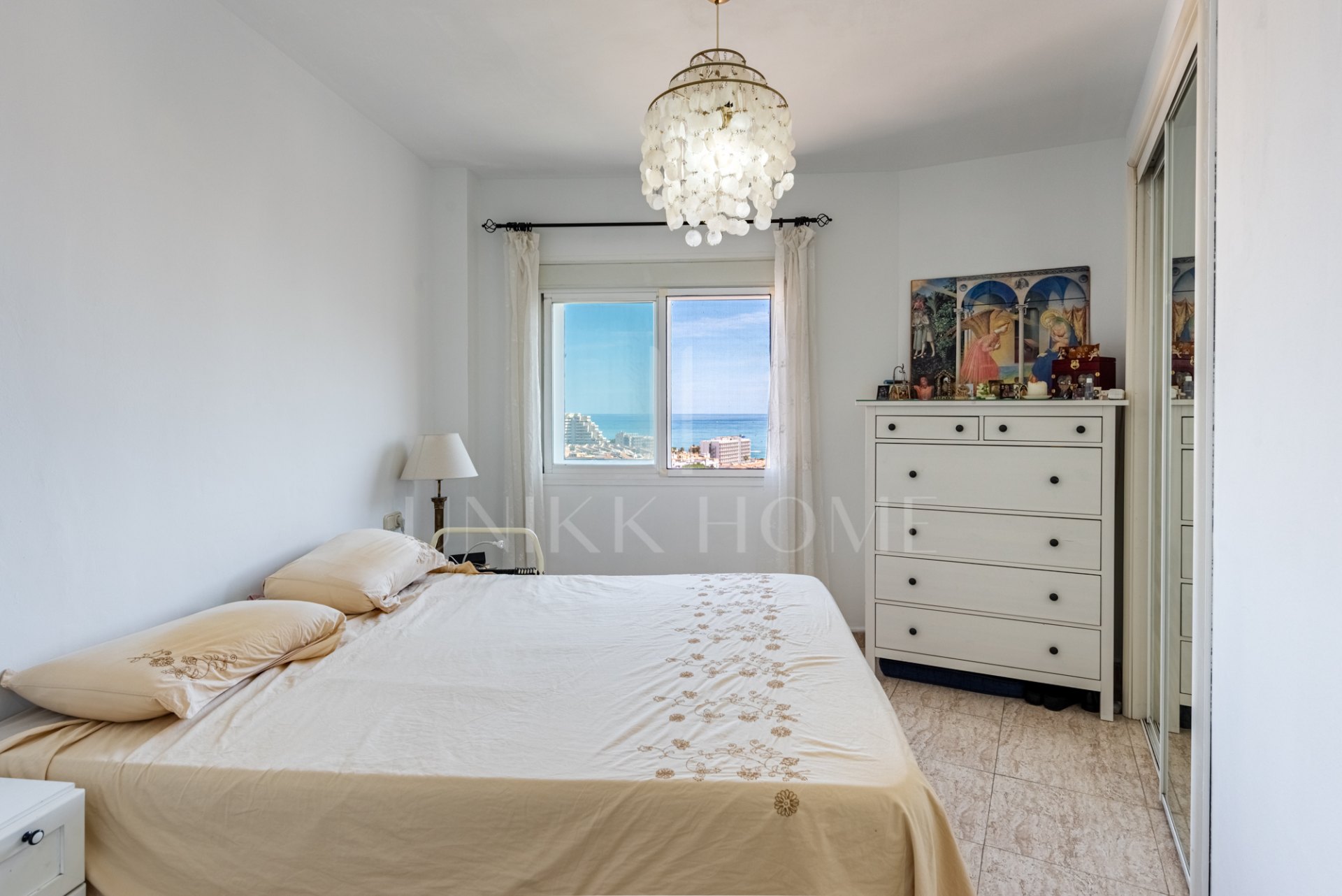 Ático dúplex de 4 dormitorios y 3 baños con vistas al mar