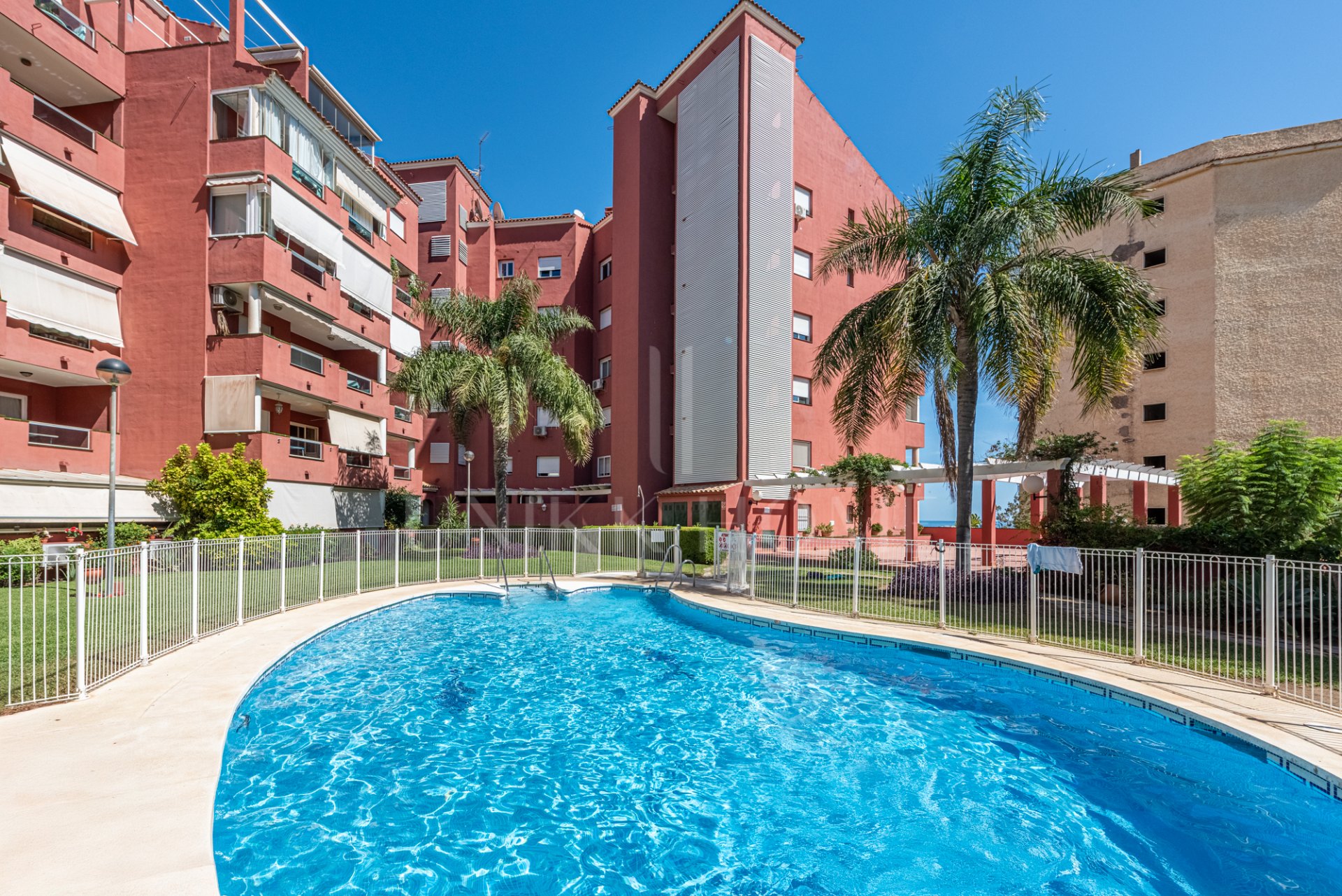 Ático dúplex de 4 dormitorios y 3 baños con vistas al mar