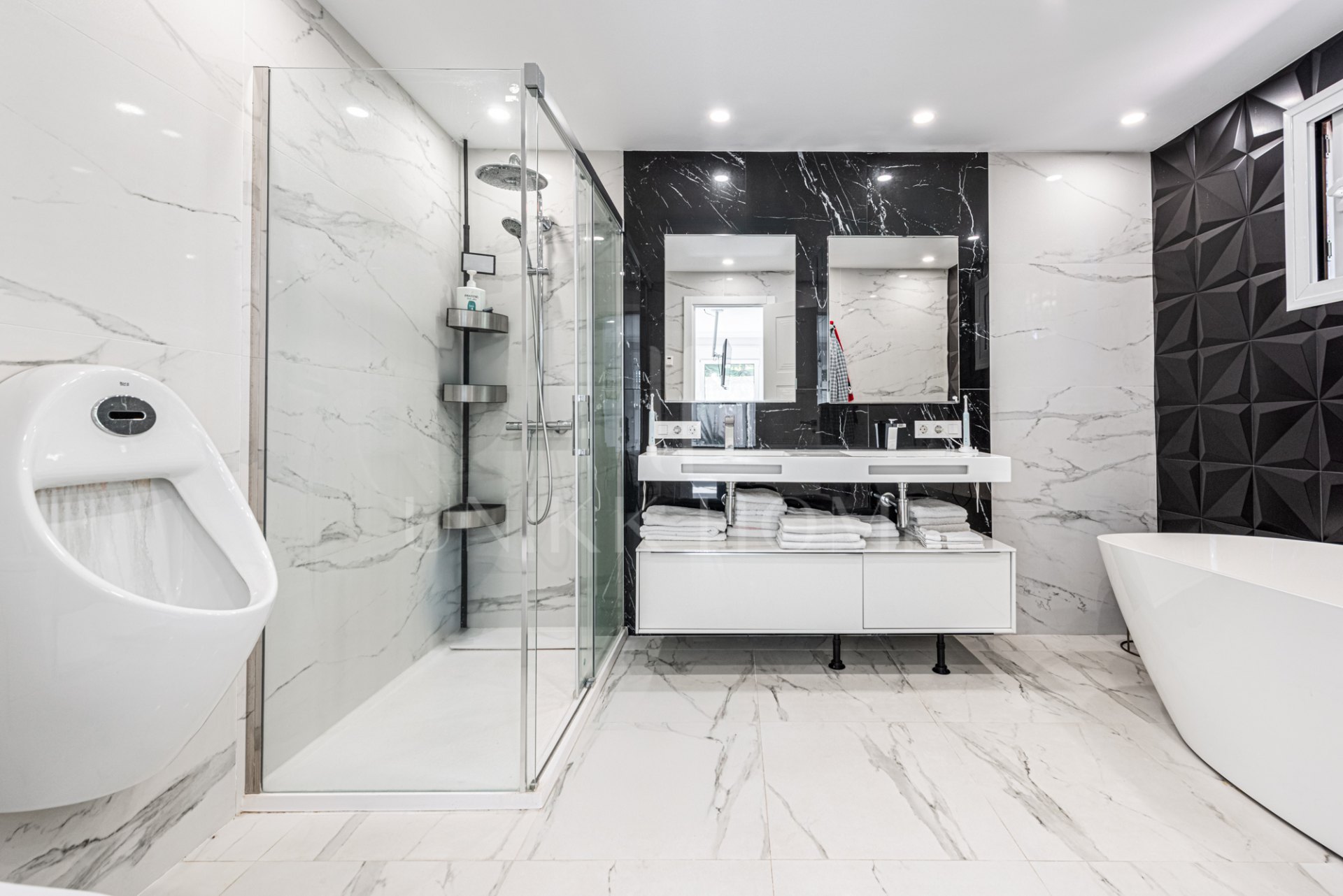 Completely Reconstructed Sea-View Villa with Tourist License – Marbella East