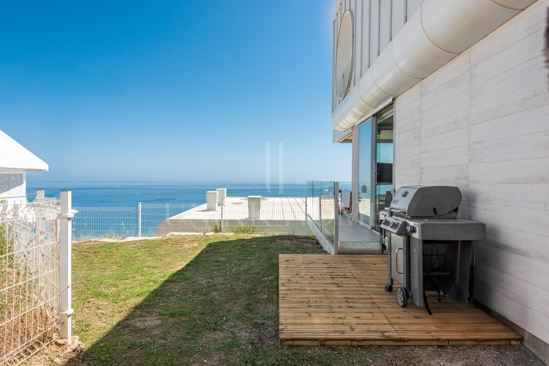 Apartamento de tres dormitorios con vistas panorámicas al mar en MedOne, El Higuerón