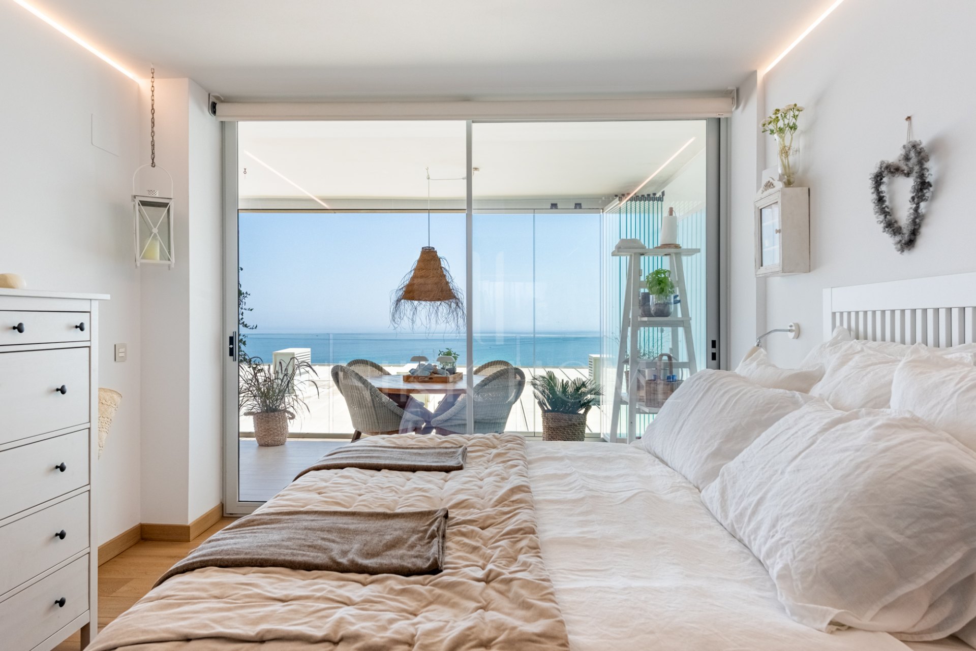 Apartamento de tres dormitorios con vistas panorámicas al mar en MedOne, El Higuerón