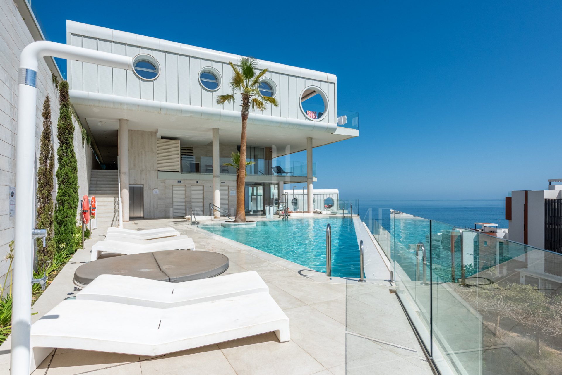 Apartamento de tres dormitorios con vistas panorámicas al mar en MedOne, El Higuerón