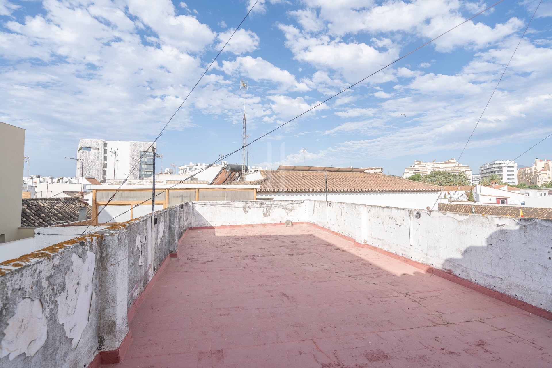 Amplia Casa Adosada con 6 Dormitorios en el Casco Antiguo de Estepona