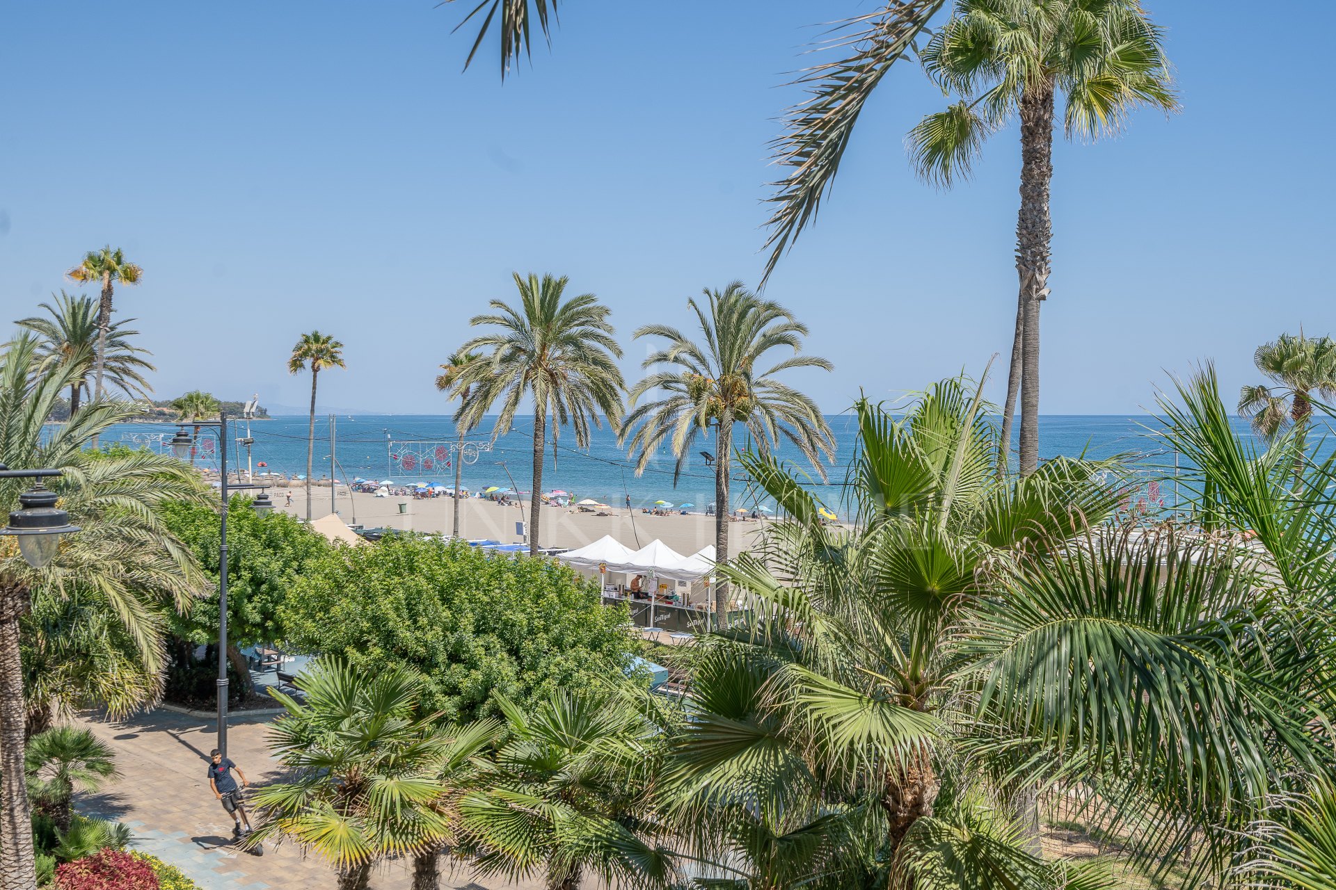 Impresionante apartamento en primera línea en Estepona Center