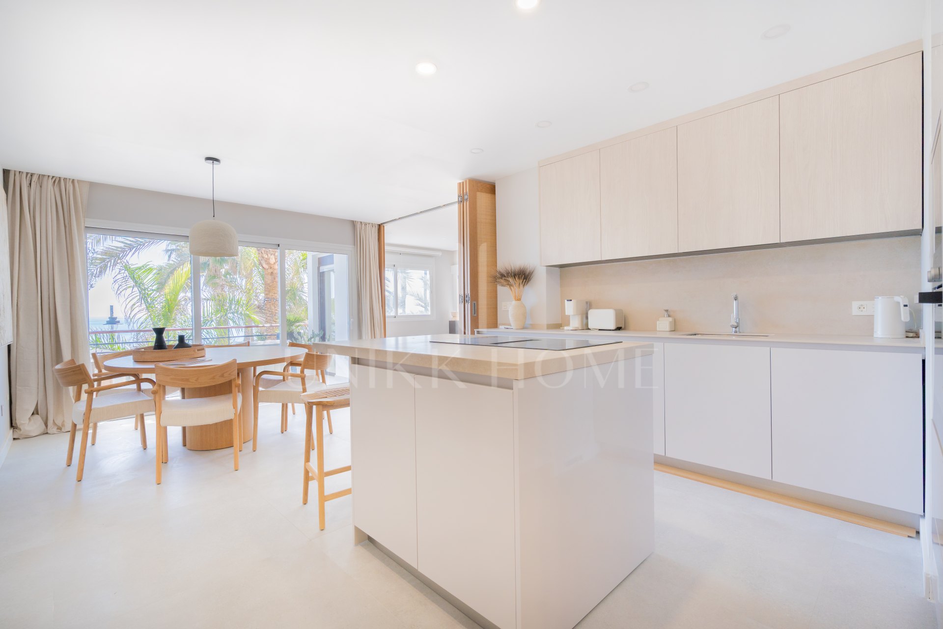 Impresionante apartamento en primera línea en Estepona Center