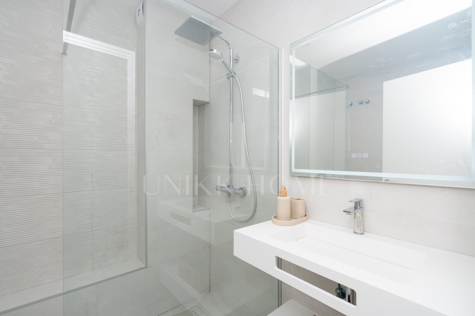 Impresionante apartamento en primera línea en Estepona Center