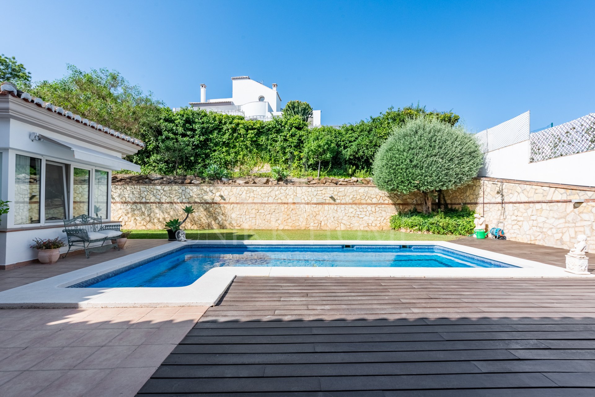 Elegante Villa de 6 Dormitorios en Sierrezuela – Un Refugio Familiar con Estilo y Carácter