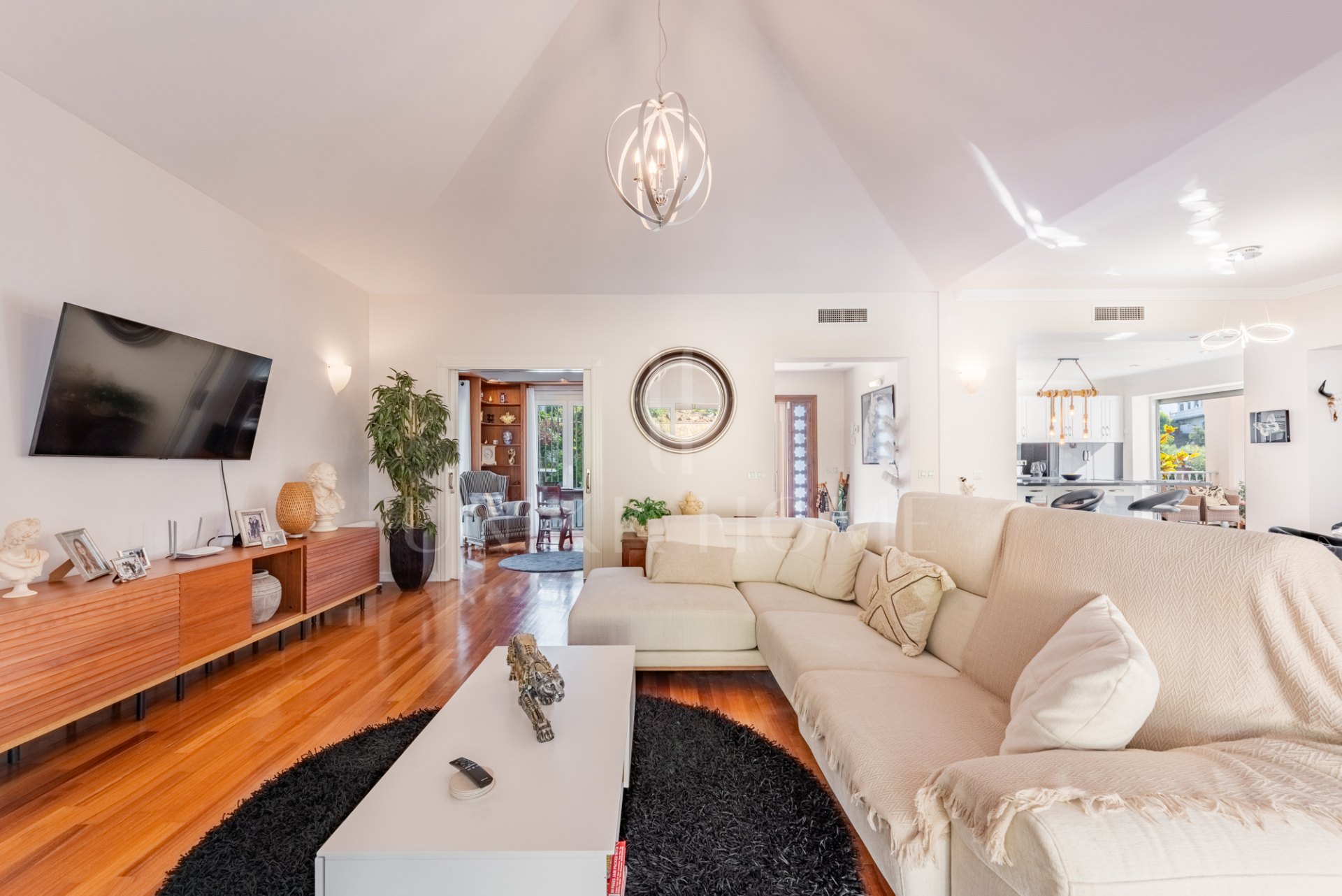 Elegante Villa de 6 Dormitorios en Sierrezuela – Un Refugio Familiar con Estilo y Carácter