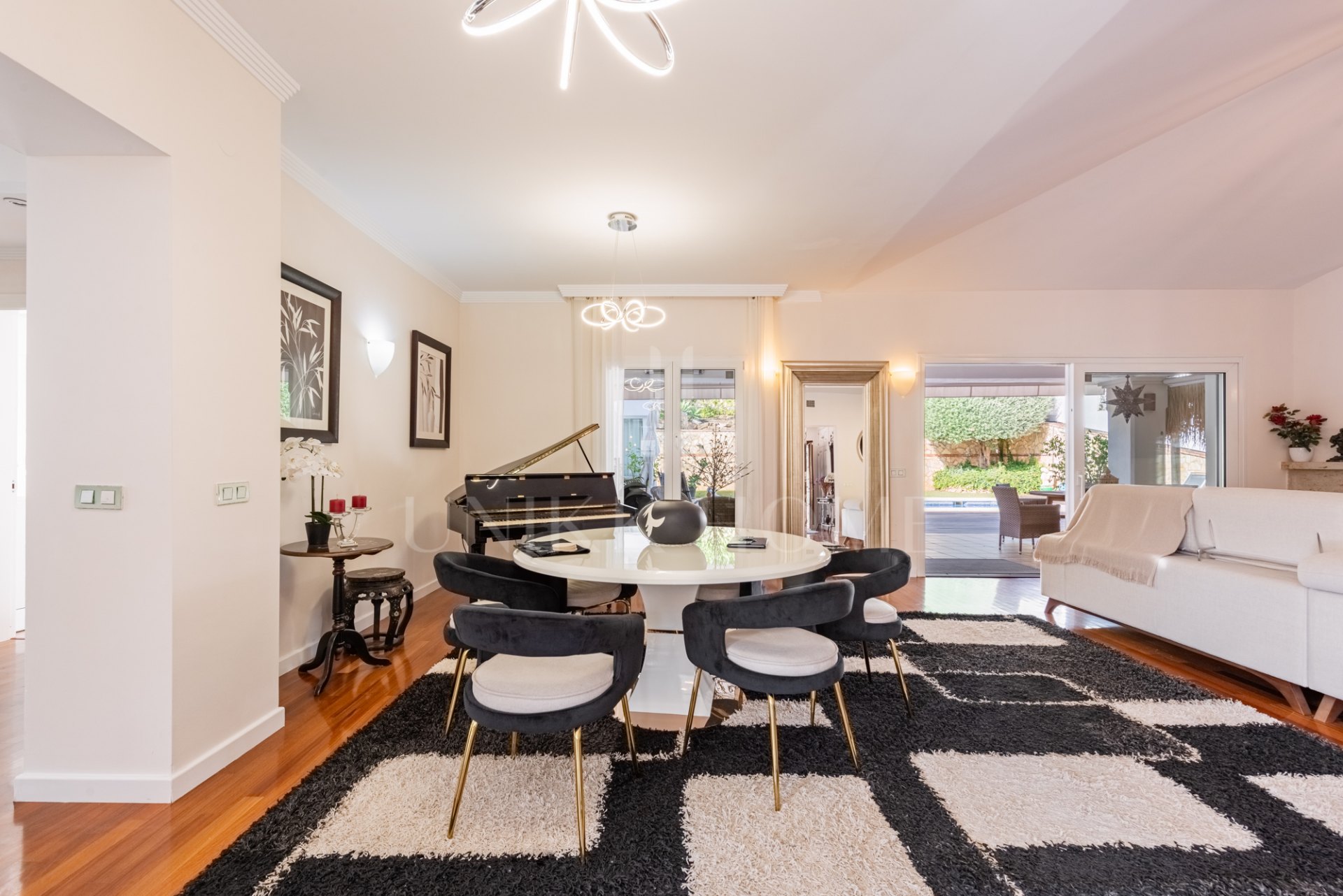 Elegante Villa de 6 Dormitorios en Sierrezuela – Un Refugio Familiar con Estilo y Carácter