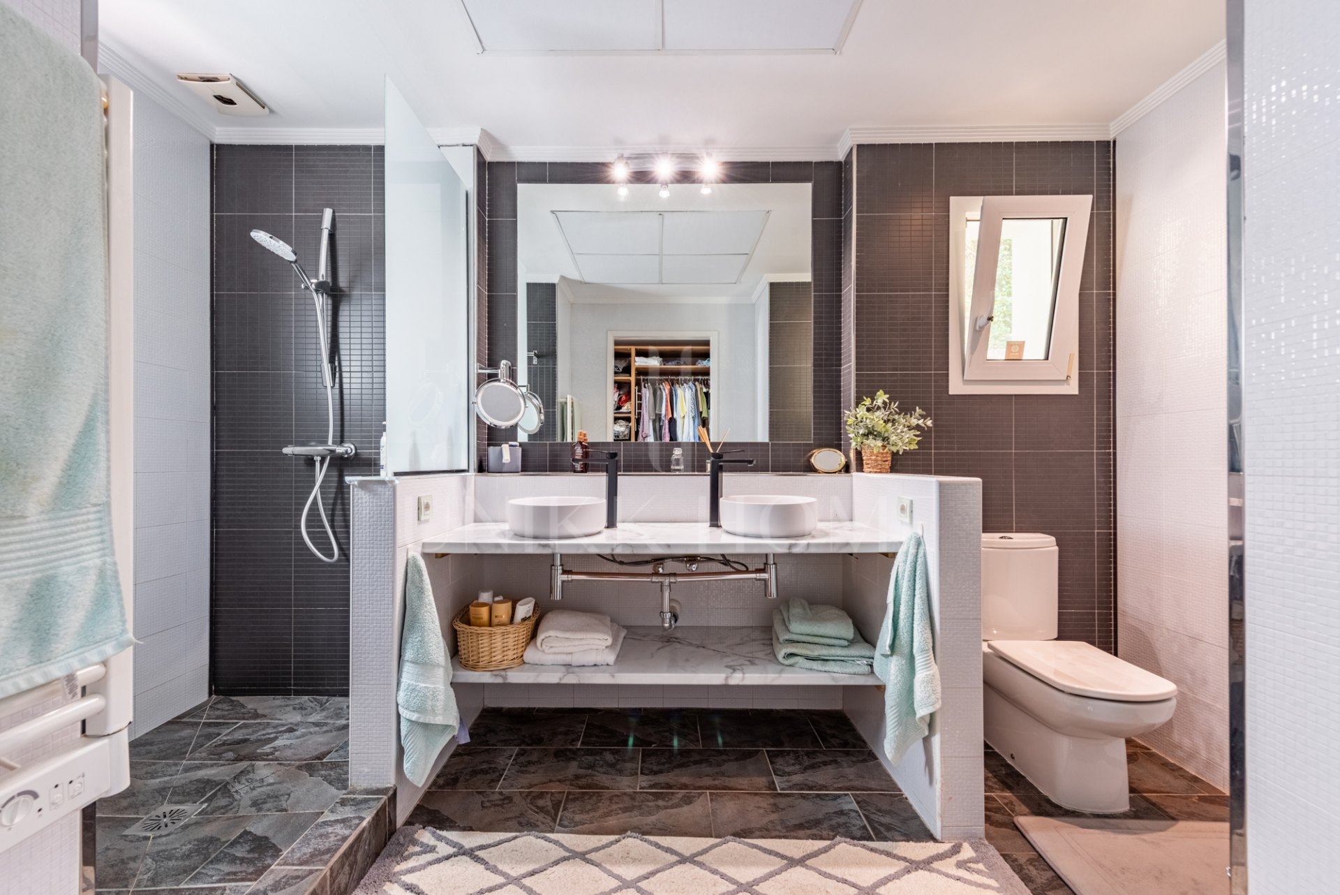 Elegante Villa de 6 Dormitorios en Sierrezuela – Un Refugio Familiar con Estilo y Carácter