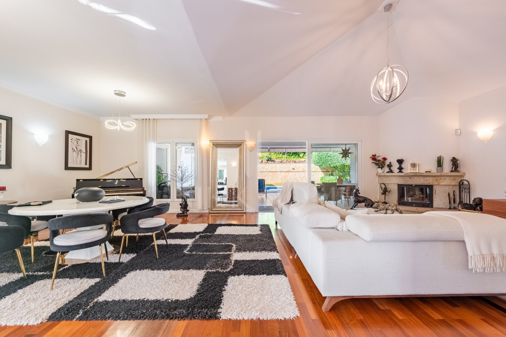 Elegante Villa de 6 Dormitorios en Sierrezuela – Un Refugio Familiar con Estilo y Carácter