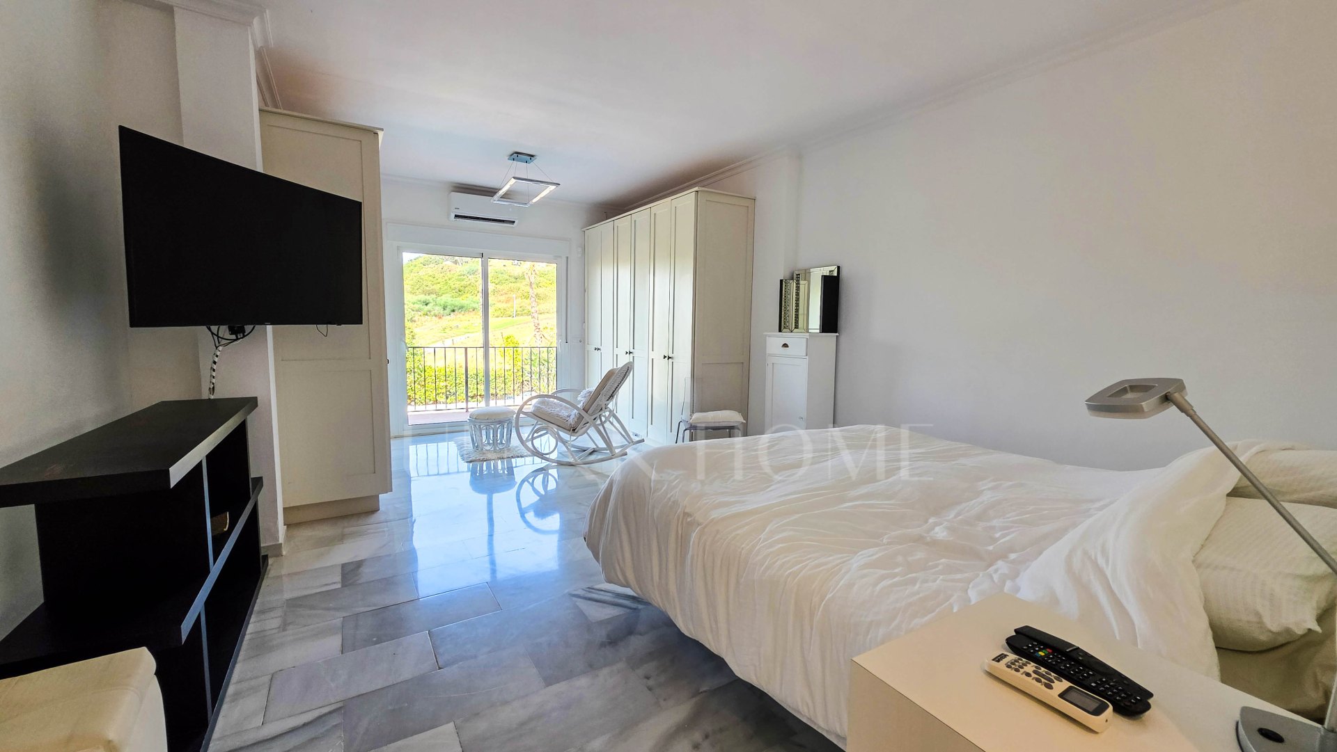 Energía Solar y Sol Mediterráneo – Donde la Vida Sostenible se Encuentra con el Estilo de la Costa del Sol