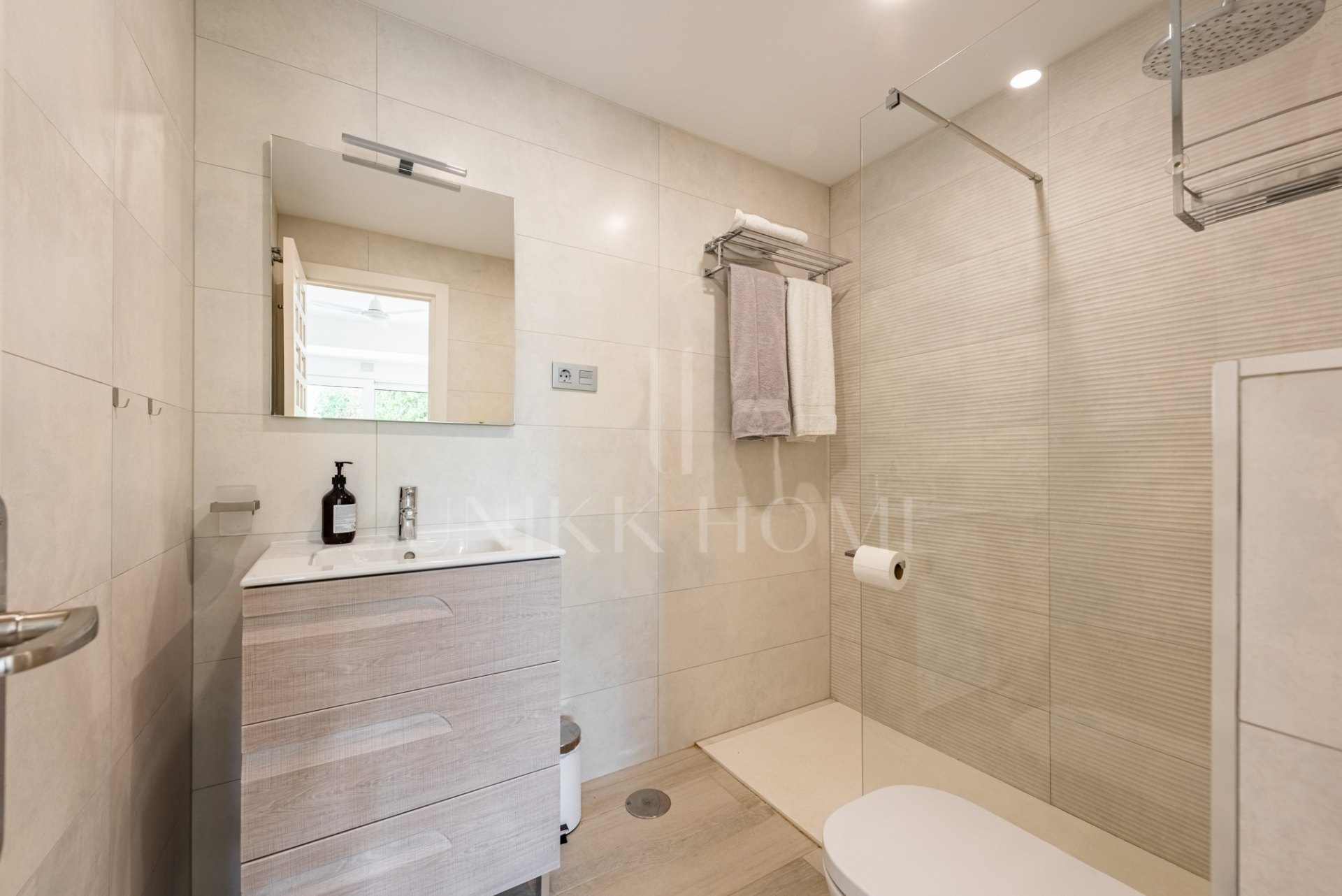 Semi-detached house with amazing viewings