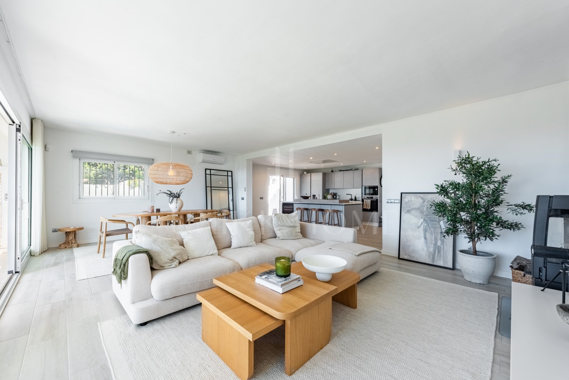 Semi-detached house with amazing viewings