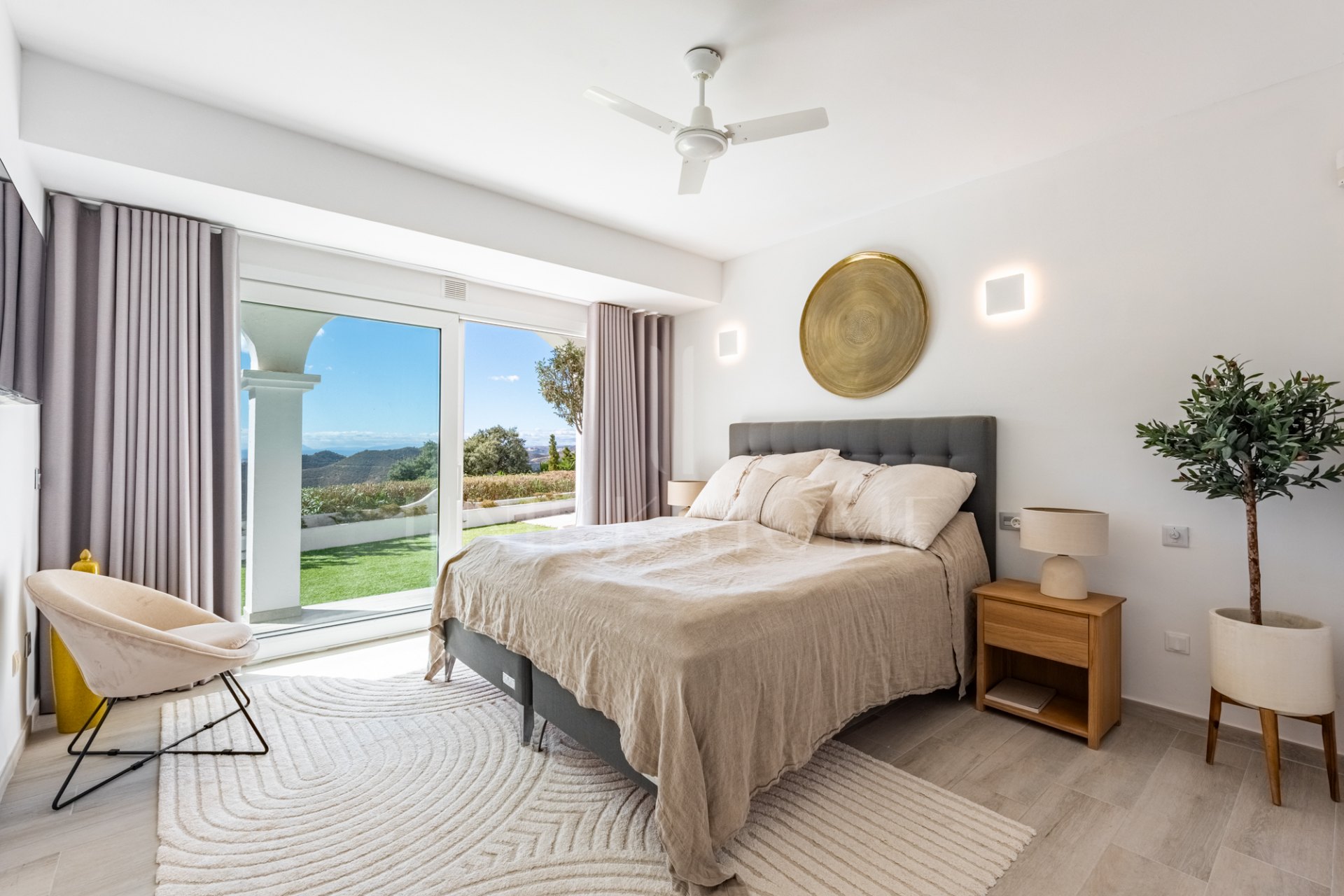 Semi-detached house with amazing viewings