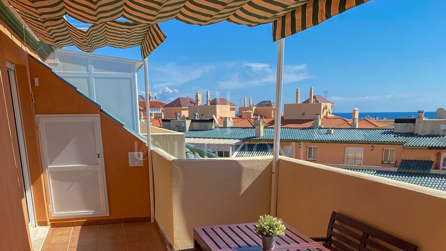 Ático de un dormitorio con amplia terraza