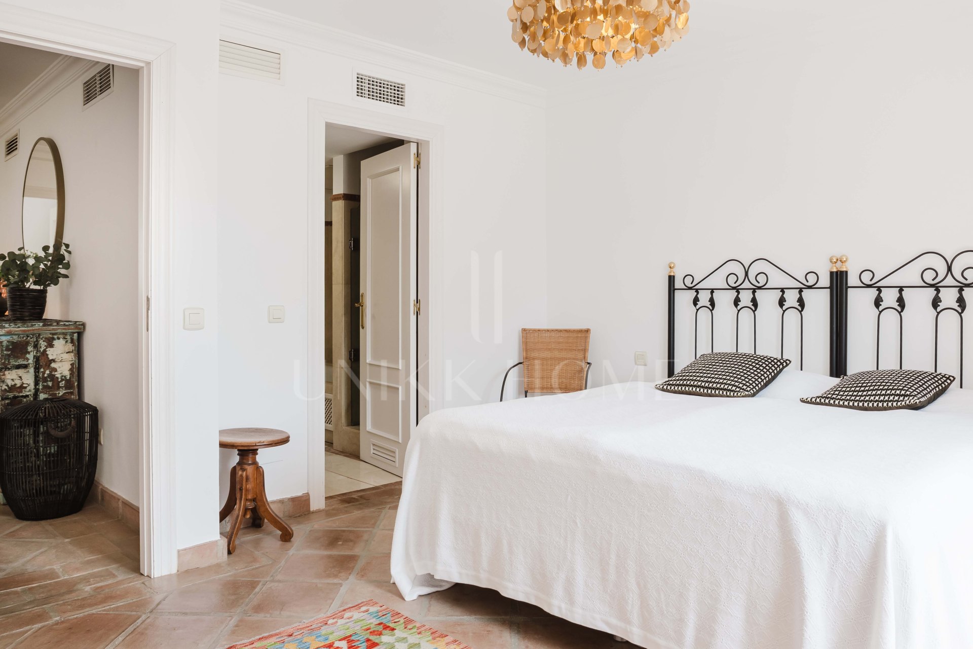 Apartamento en Primera Línea de Playa en Casares – Orientación Suroeste con Vistas al Mar, Jardines y Piscina