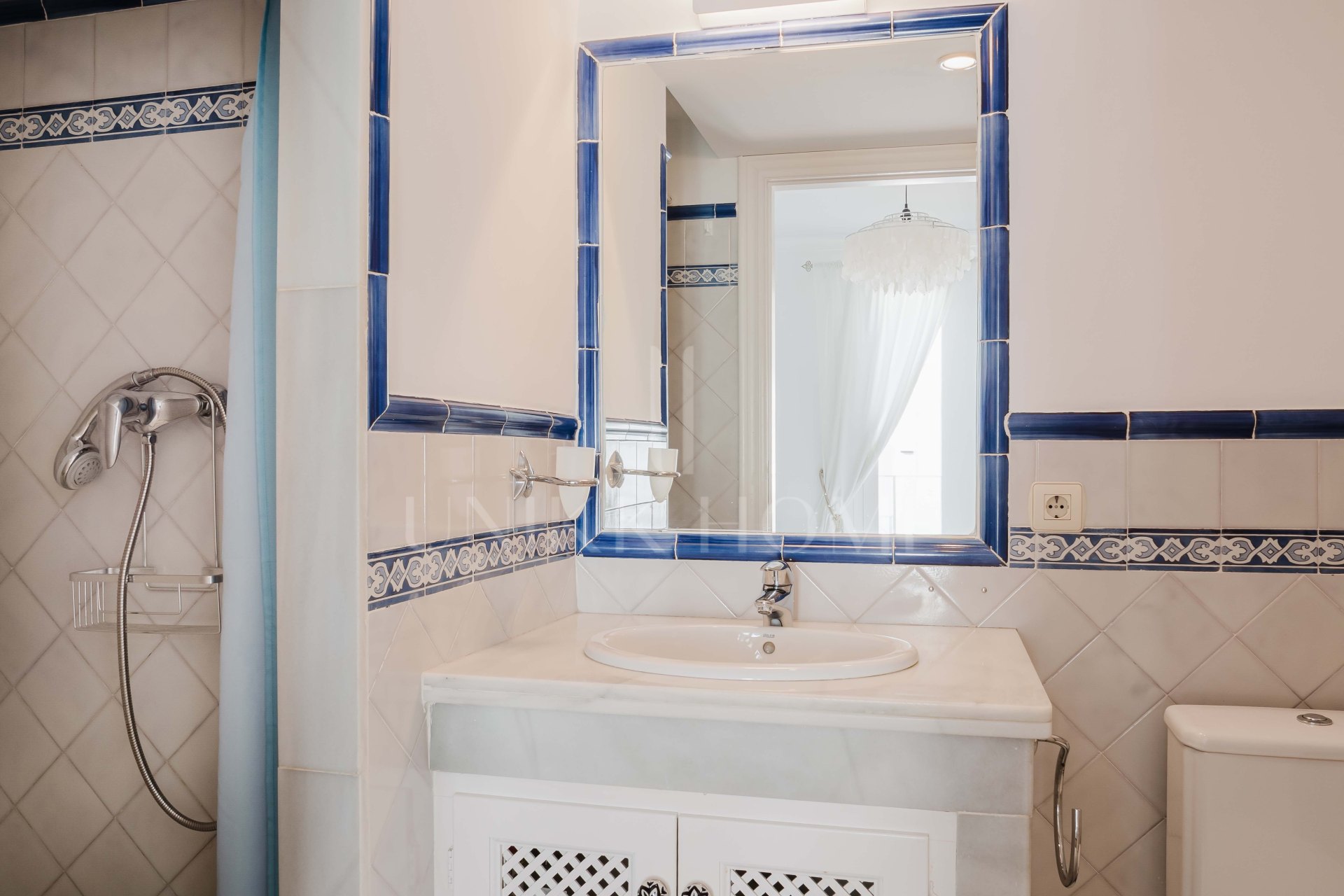 Apartamento en Primera Línea de Playa en Casares – Orientación Suroeste con Vistas al Mar, Jardines y Piscina