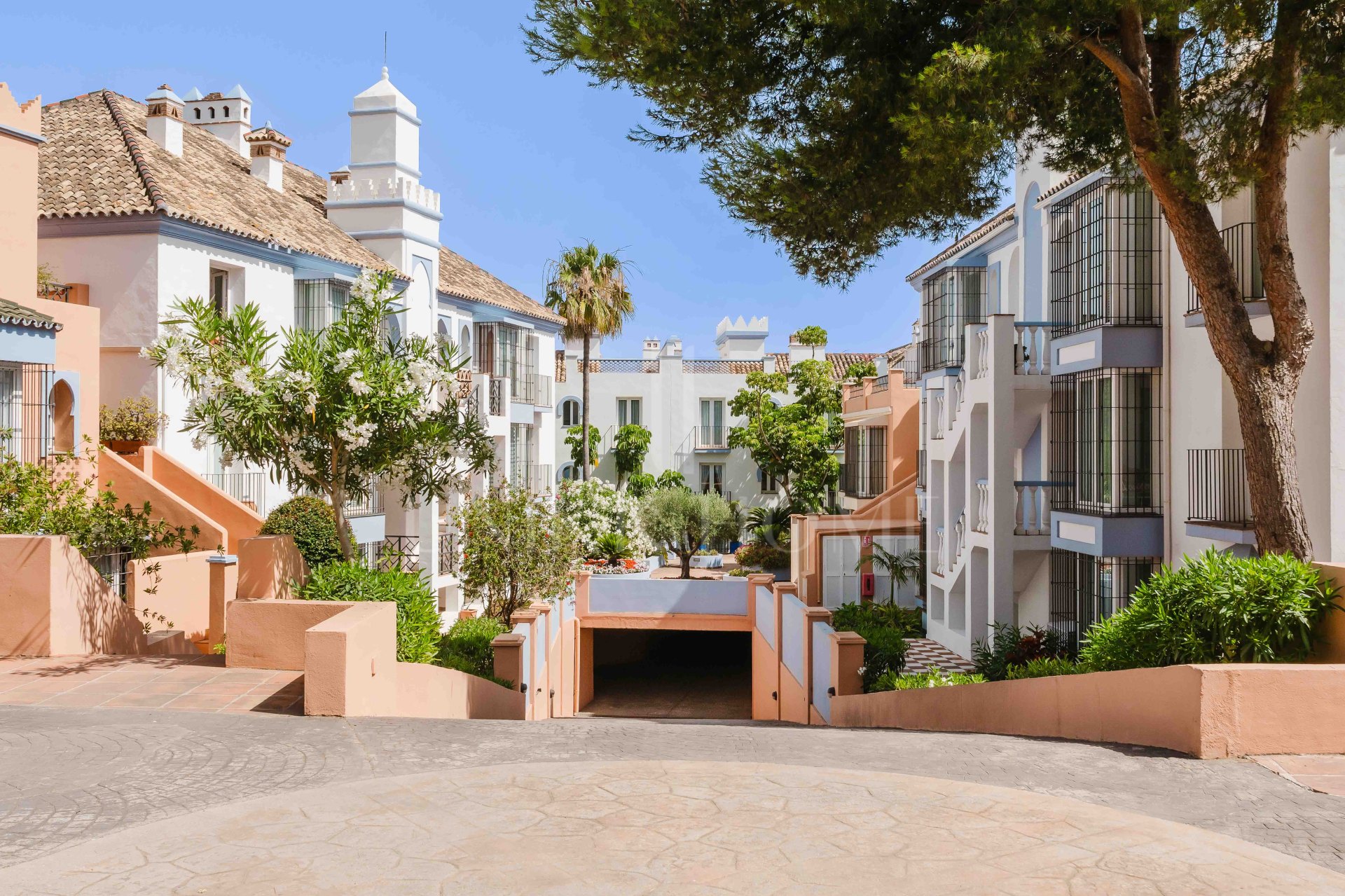 Apartamento en Primera Línea de Playa en Casares – Orientación Suroeste con Vistas al Mar, Jardines y Piscina