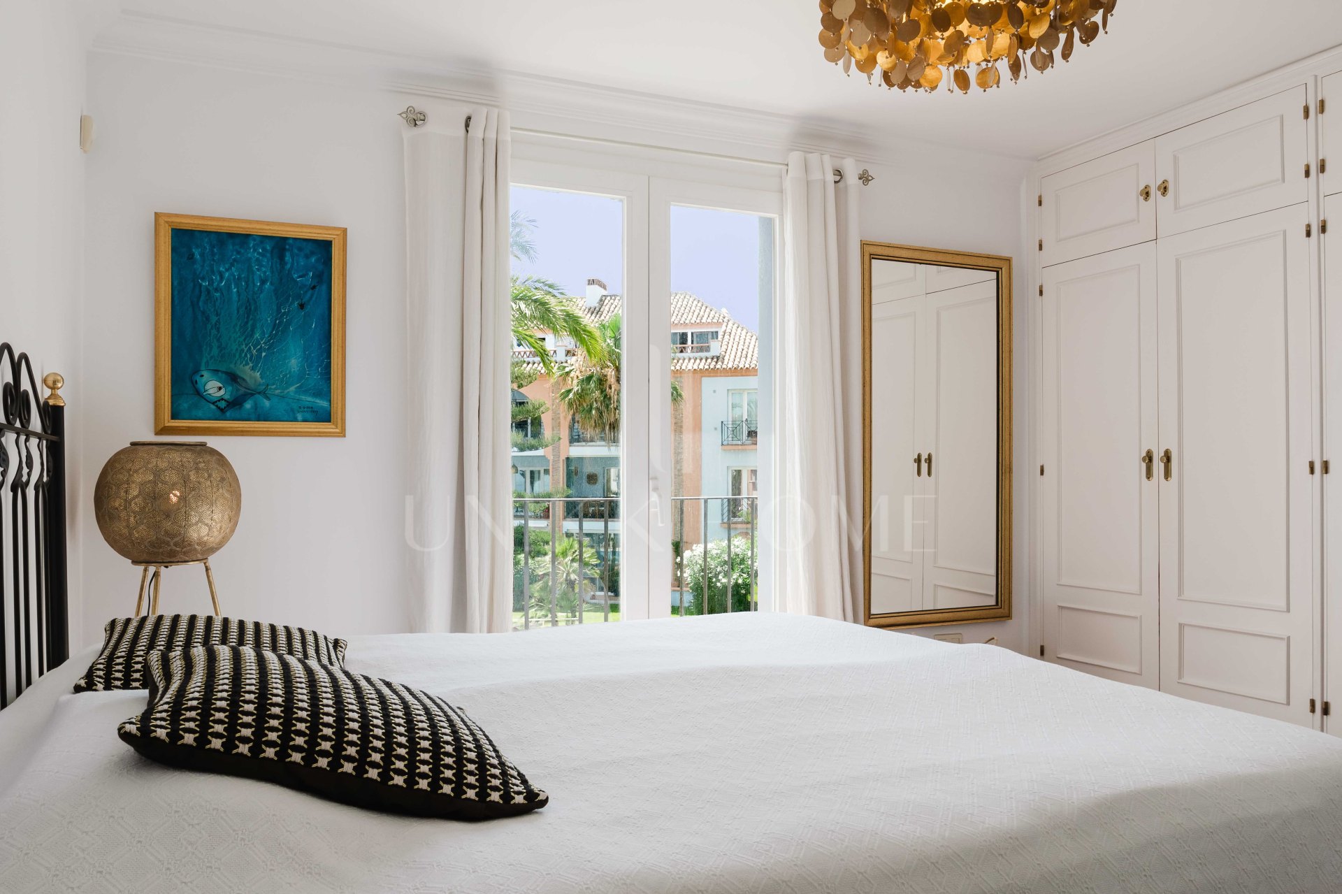 Apartamento en Primera Línea de Playa en Casares – Orientación Suroeste con Vistas al Mar, Jardines y Piscina