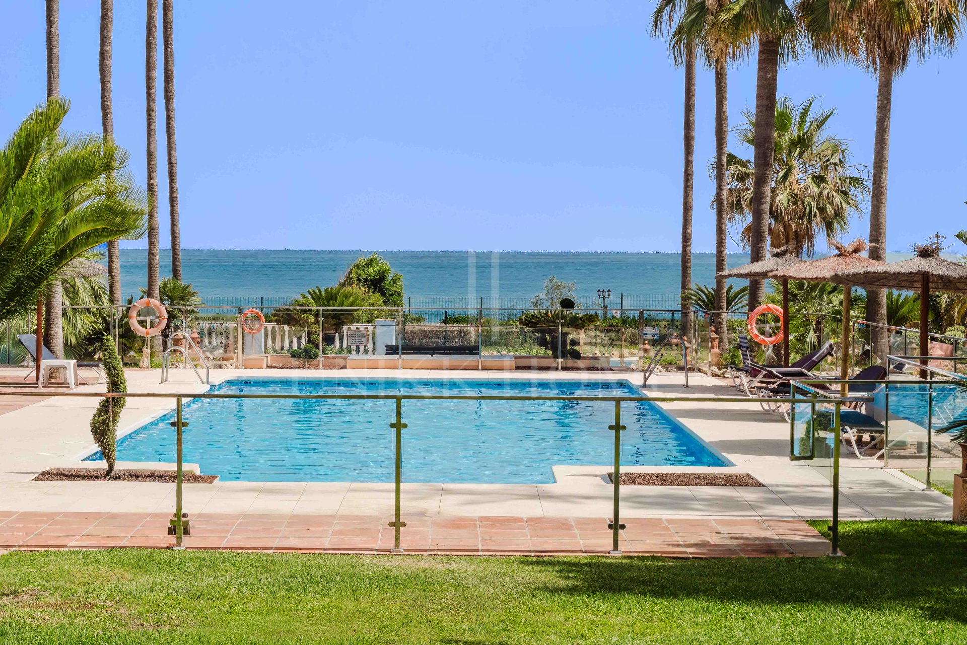 Apartamento en Primera Línea de Playa en Casares – Orientación Suroeste con Vistas al Mar, Jardines y Piscina