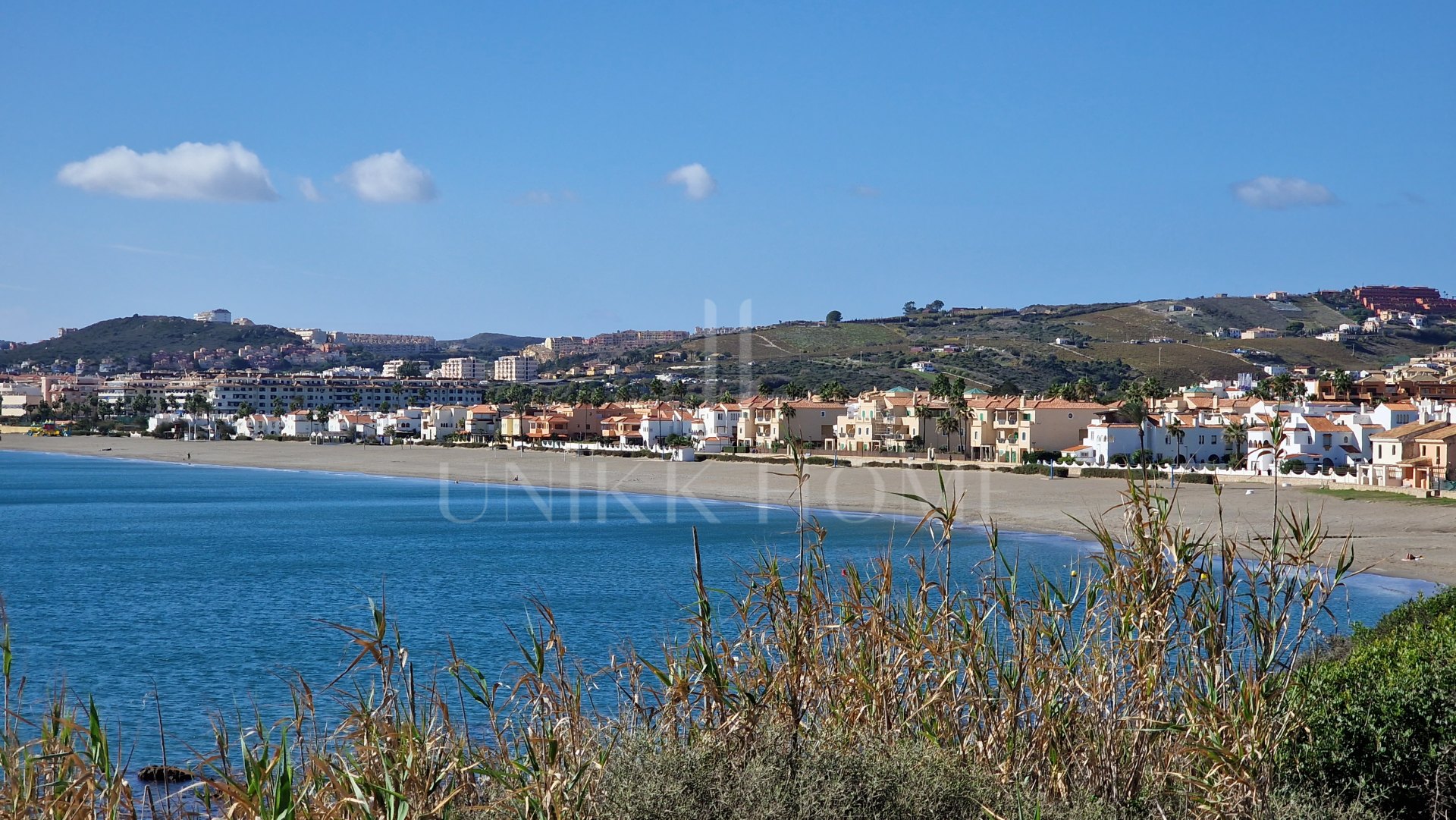 Apartamento en Primera Línea de Playa en Casares – Orientación Suroeste con Vistas al Mar, Jardines y Piscina