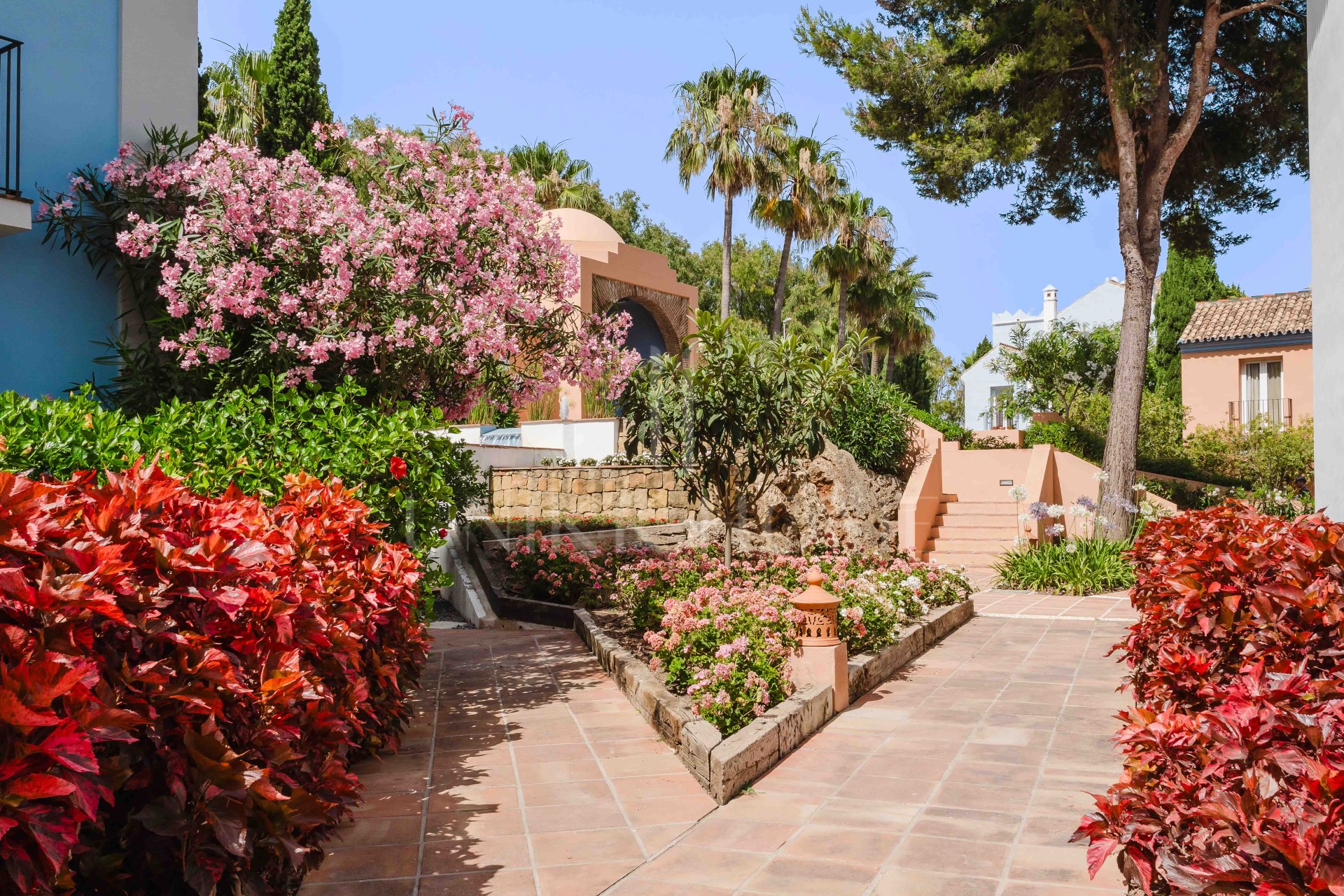 Apartamento en Primera Línea de Playa en Casares – Orientación Suroeste con Vistas al Mar, Jardines y Piscina