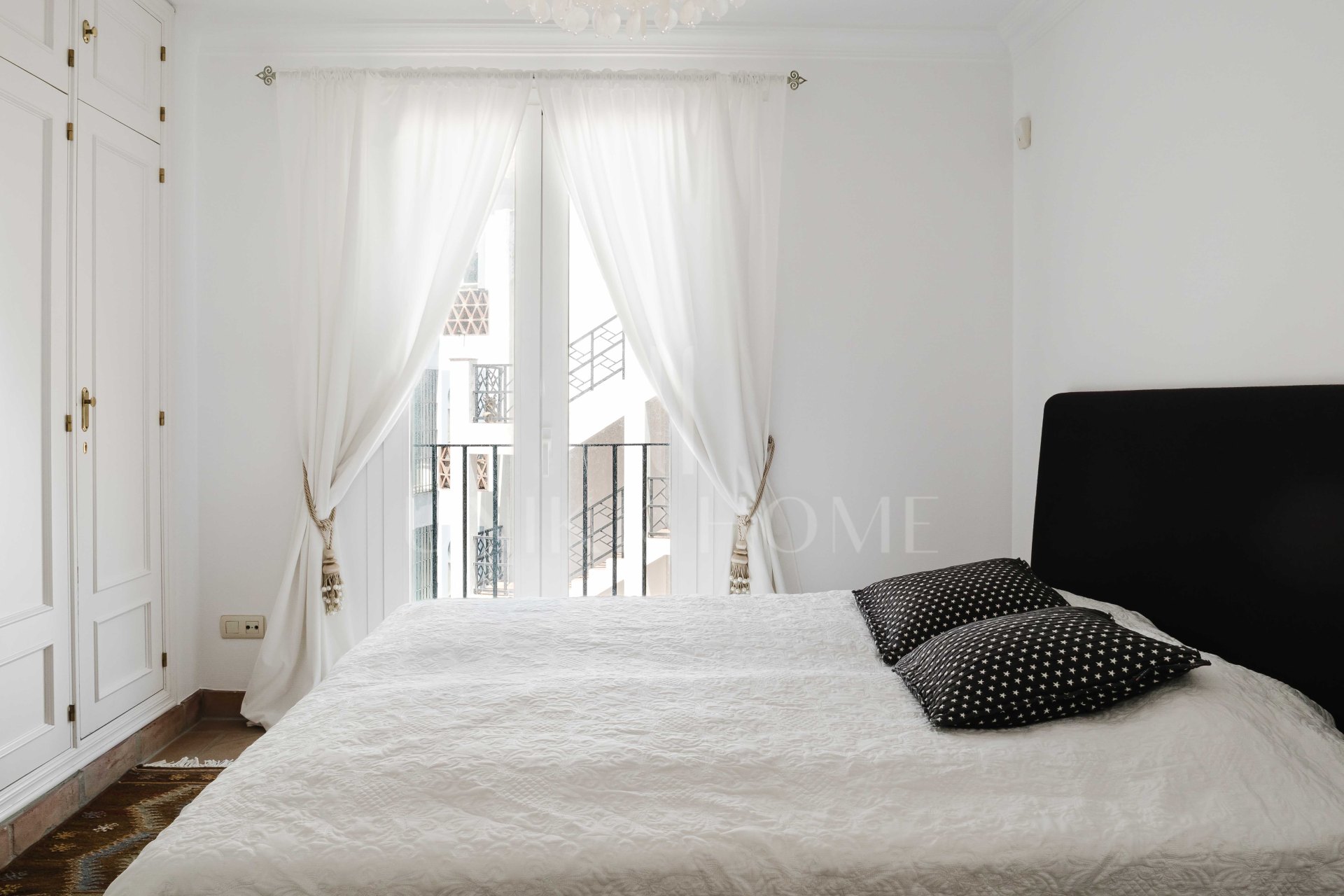 Apartamento en Primera Línea de Playa en Casares – Orientación Suroeste con Vistas al Mar, Jardines y Piscina