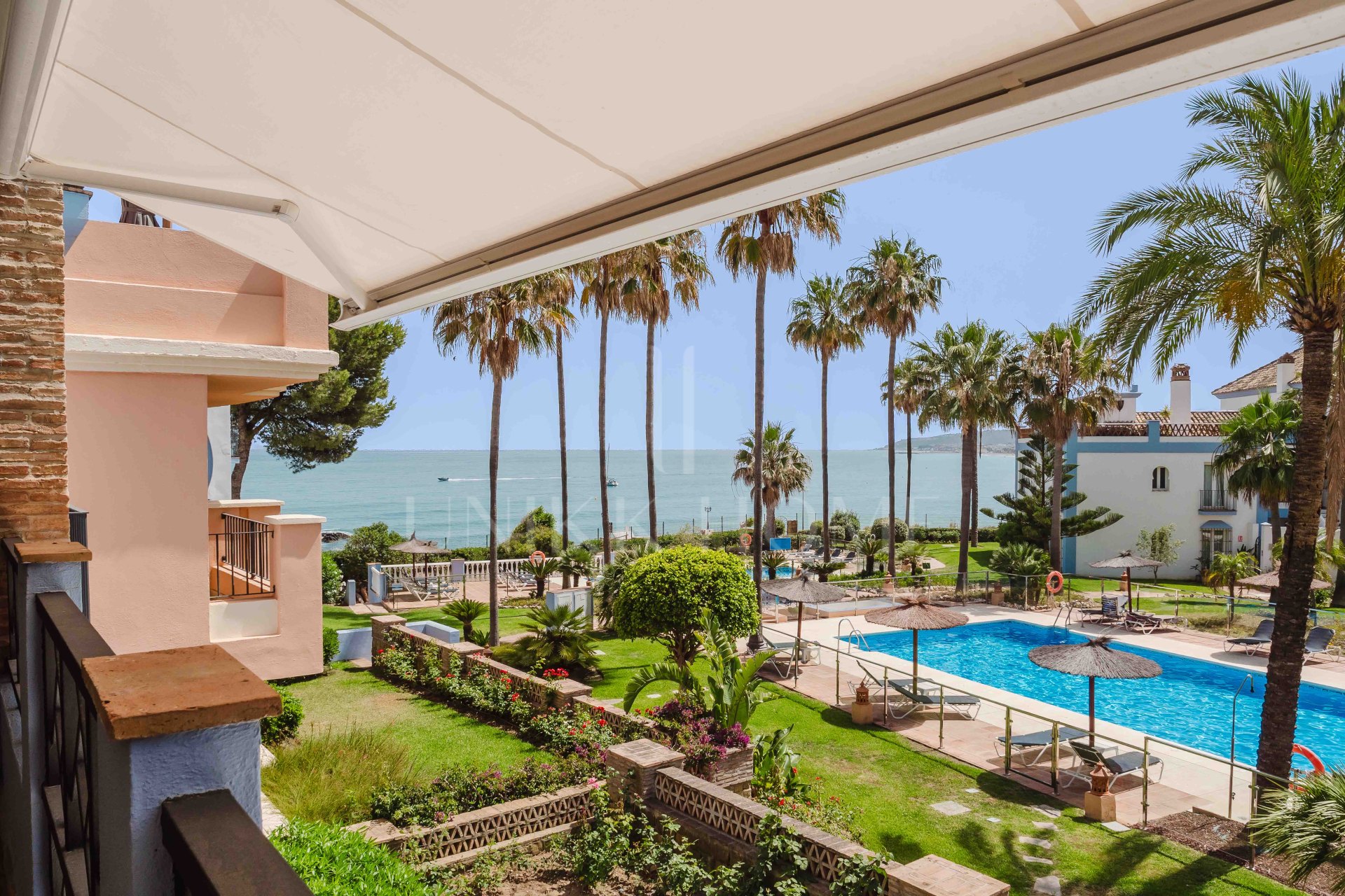 Apartamento en Primera Línea de Playa en Casares – Orientación Suroeste con Vistas al Mar, Jardines y Piscina