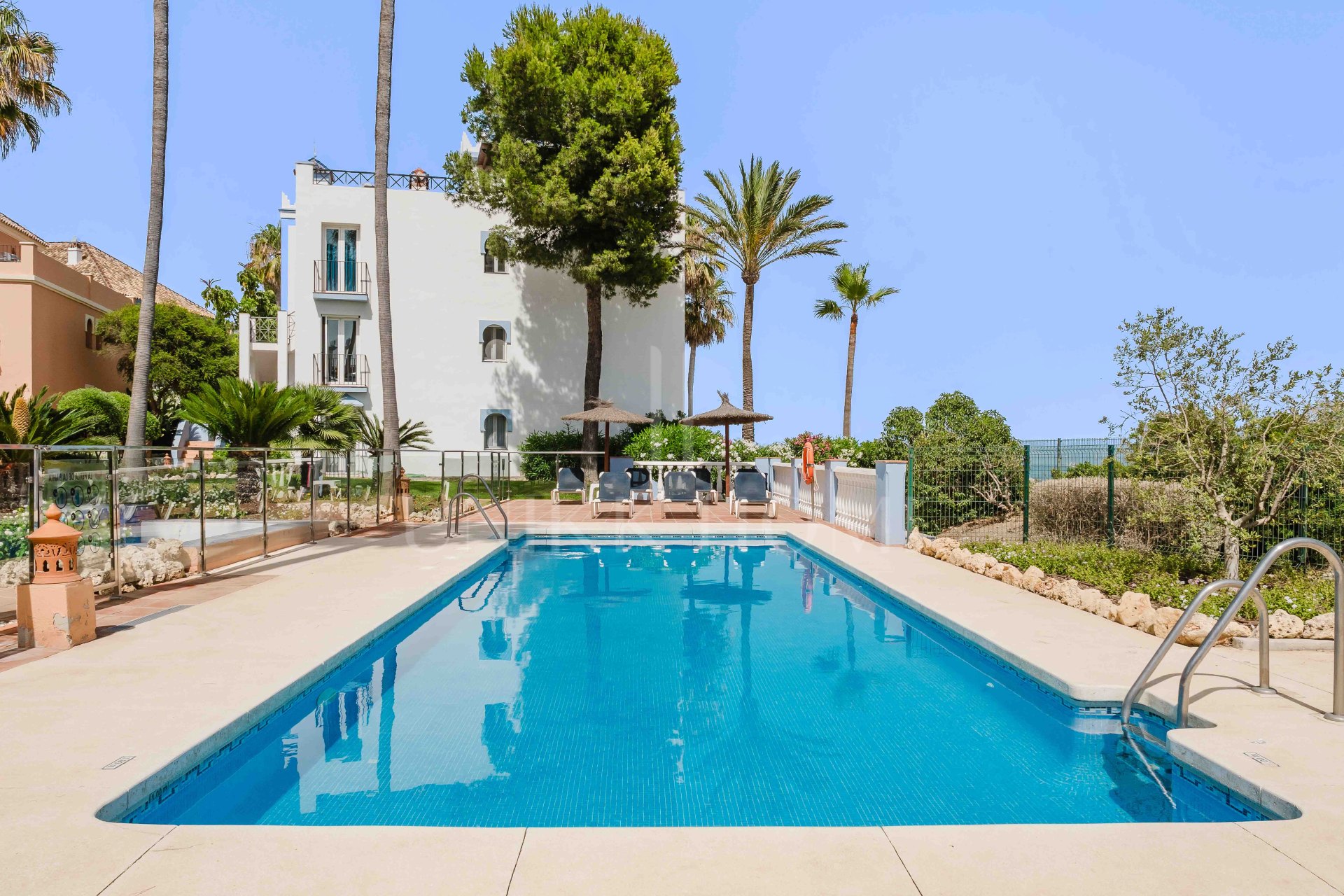 Apartamento en Primera Línea de Playa en Casares – Orientación Suroeste con Vistas al Mar, Jardines y Piscina