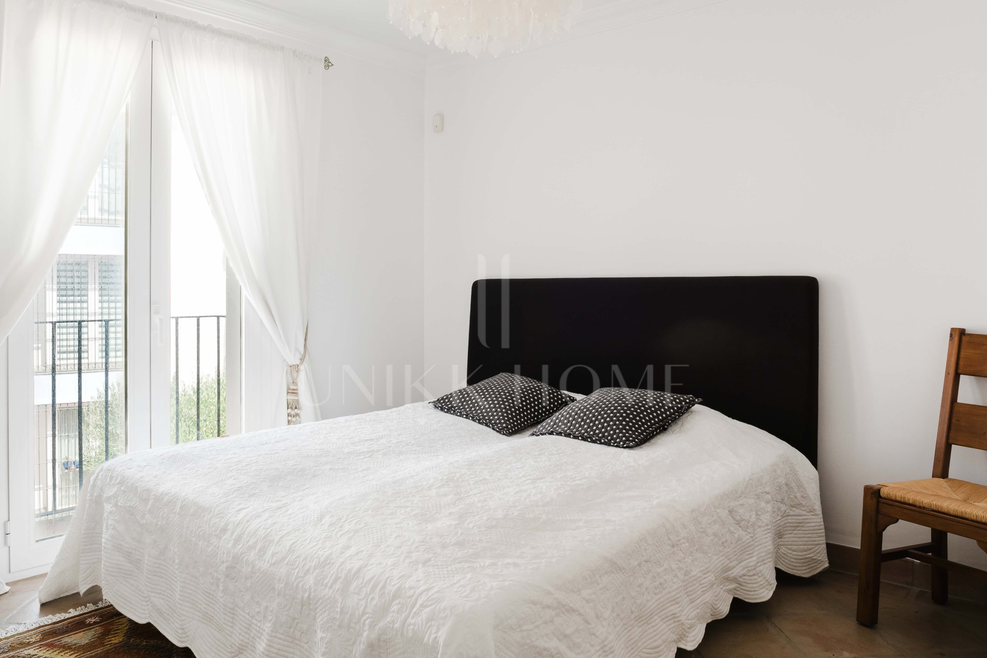Apartamento en Primera Línea de Playa en Casares – Orientación Suroeste con Vistas al Mar, Jardines y Piscina