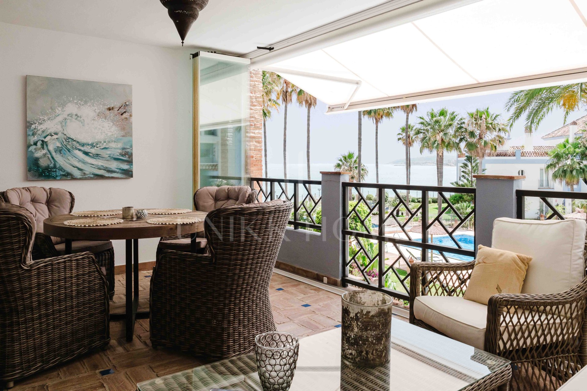 Apartamento en Primera Línea de Playa en Casares – Orientación Suroeste con Vistas al Mar, Jardines y Piscina
